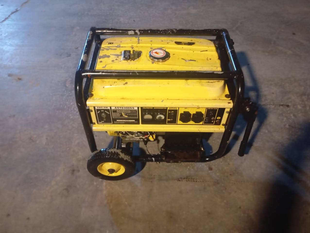 السلام عليكم مولد بانزين 5 كيفي 20 انبير بلاديه برغي ما مفتوح بيه صوته هادئ سعر 300 وبيه مجال بسيط العنوان بغداد مدينة الصدر الاستفسار اتصل او واتساب ***********
