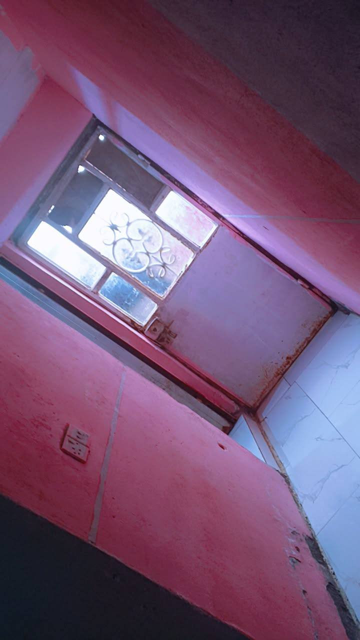 بيت للبيع يحتوي ع عرفه وصاله ومطبخ واستقبال بيت كامل للاستفسار *********** حي الكرار قريب ع مول ابو نور
