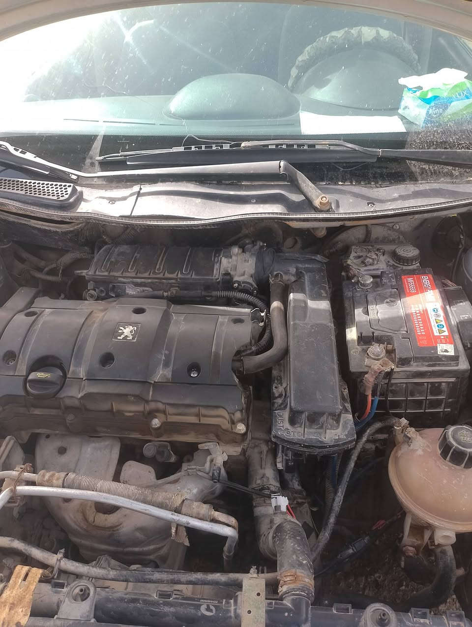 السلام عليكم من رخصة الادمن سياره سمند رنا فرنسي موديل 2014 رقم واسط سنويه 2026 محرك كير جديد سنتر لوك كهرباىيات شغاله سياره نظيفه تبريد نقص غاز تايرات نظيفه صاحبه يريد مداور سعر 40 وبيه مجال الاتصال *********** مكاني ديوانيه عفك
