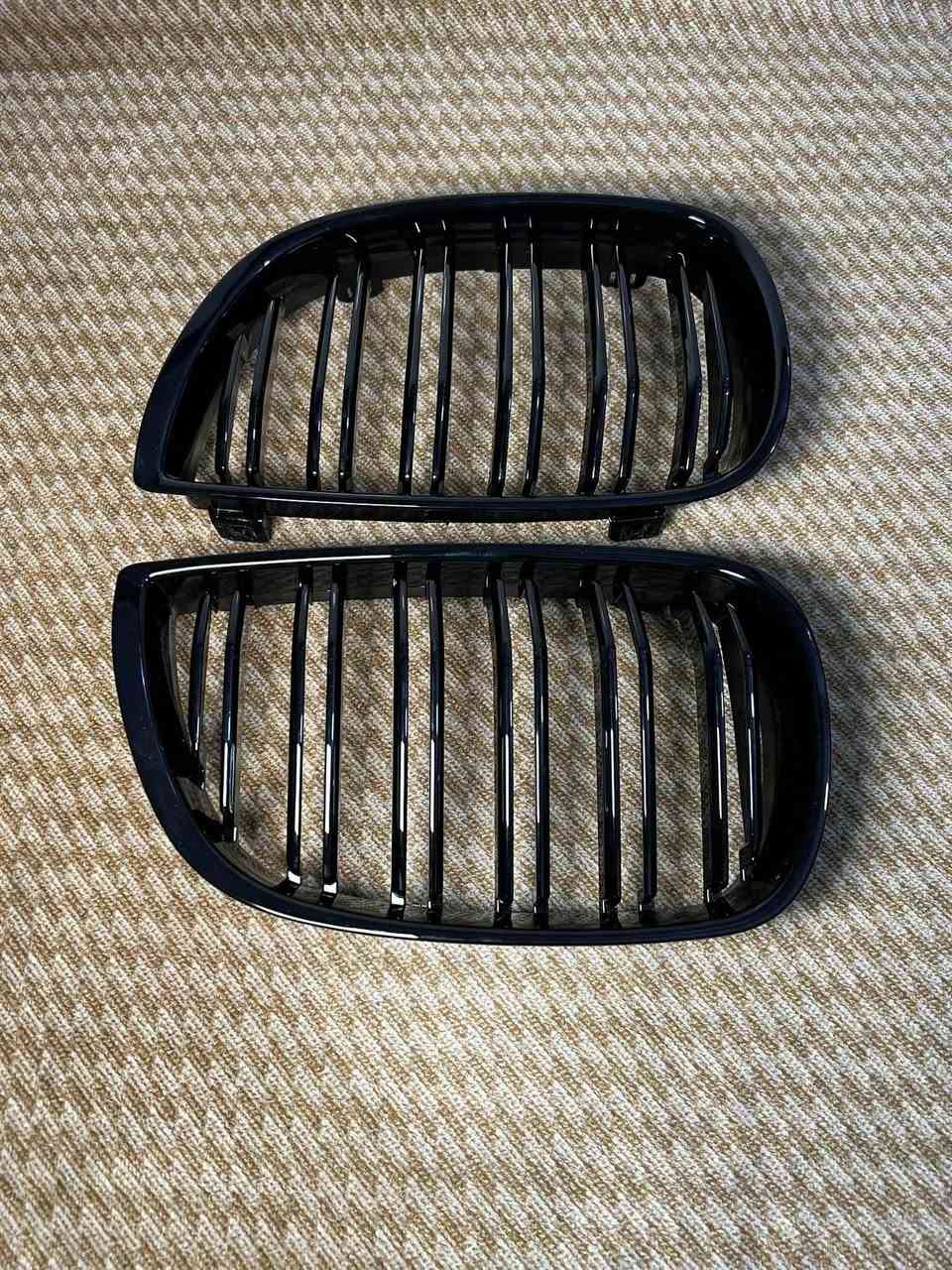 هذا المنتج هو عبارة عن شبكة أمامية (Grille) سوداء اللون لسيارة بي ام دبليو.
تتميز الشبكة بتصميم مزدوج الشرائح (Double Slat) وتأتي بلون أسود لامع أو غير لامع.
مصنوعة من بلاستيك ABS عالي الجودة المقاوم للصدمات، وهي مصممة لتكون بديلًا مباشرًا للشبكات الأصلية.
تناسب بعض الطرازات مثل الفئة الثالثة E بغداد, العراق


**إذا كنت صاحب هذا الإعلان وتريد حذفه لأي سبب، رجاءا أرسل رسالة إلى الدعم الفني**