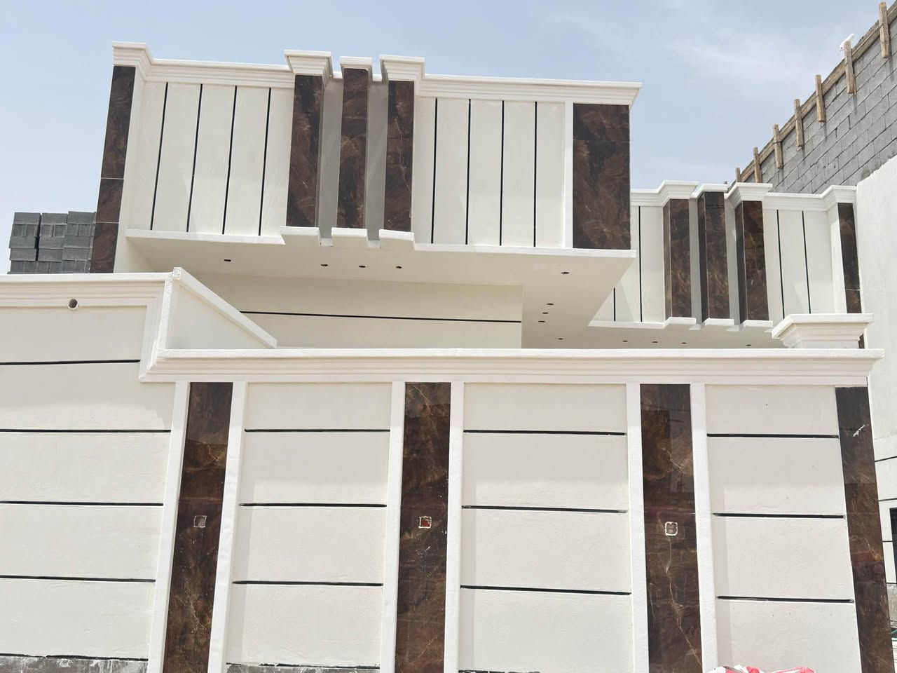 العروض يمنه وبس سنه 2026
أختر منزل احلامك مع مكتب الذهبي للعقارات والمقاولات العامه 🏠  
استثنائيه بـ مواصفات عصريه حديثه ✨
تستلم مفتاح كامل وجاهز لسكن 🔑
 البيت طابو عراقي وكاله بـ اسم المشتري ونسخه من الطابو 📄
الموقع .........🔴
البصره ابي الخصيب  منطقه البهادريه
يبعد عن الشارع السايدين 700متر
علئ شارع تبليط
عرض شارع 10 متر
بناء حديث درجه اولى واجهيه فخمه بأشراف هندسي 👷🏻‍♂️طابقين  ومتوفر طابق واحد الاساس رفت كونكريت سي35 
تبليط الباب البيت 
  ————————🔹
يتكون البيت 🏘️  من6غرف نوم
صحيات خارجيه وداخليه 🛁 
أبواب قاصه 🚪
صاله  
استقبال 
مطبخ 
حديقه 🪴
كراج🚗
140💵 قابل للتفاوض 
الطابقين بسعر 205 وقابل للتفاوض
 مكتب الذهبي للعقارات والمقاولات العامه مستمرين بعروض جديده ومميزه💎 
للاستفسار اكثر اتصال او مراسله واتساب 
0775811166📞0788 373 6415 البصرة, العراق
