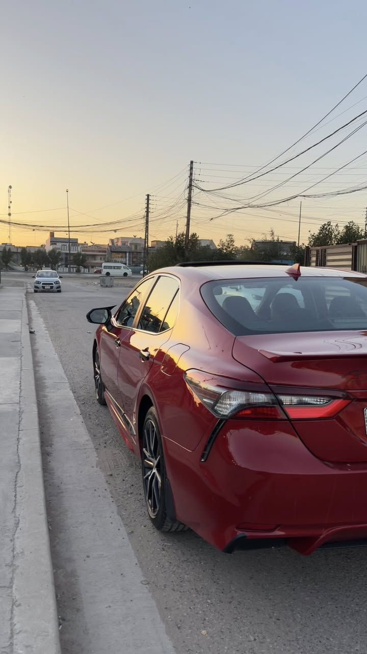 للبيع تويوتا كامري 2023 فئة SE 🚗
السلام عليكم للبيع:
🔴 اللون: أحمر
📅 الموديل: 2023
⚙️ الفئة: SE
ممشى السياره 37 الف كيلو
✨ المواصفات:

 • محرك 4 سلندر
 • تصميم رياضي أنيق
 • شاشة لمس مع نظام بلوتوث
 • كاميرا خلفية
 • مثبت سرعة
 • تايرات جدد
 • داخل جديد
        •     رادار امامي
        •     فتحة

✅ السيارة بحالة ممتازة، استخدام شخصي
✅ جاهزة للفحص بأي مكان
حادثها مرفوق بالصور جاملغ خلفي مسحوب بارد بدون قطرة صبغ وحوض الجنطة مبدل بدون دواخل فقط ايرباك البرده طاك وراجع سستم  السعر  :203 وبيها مجال بسيط
📞 للتواصل: (***********)
