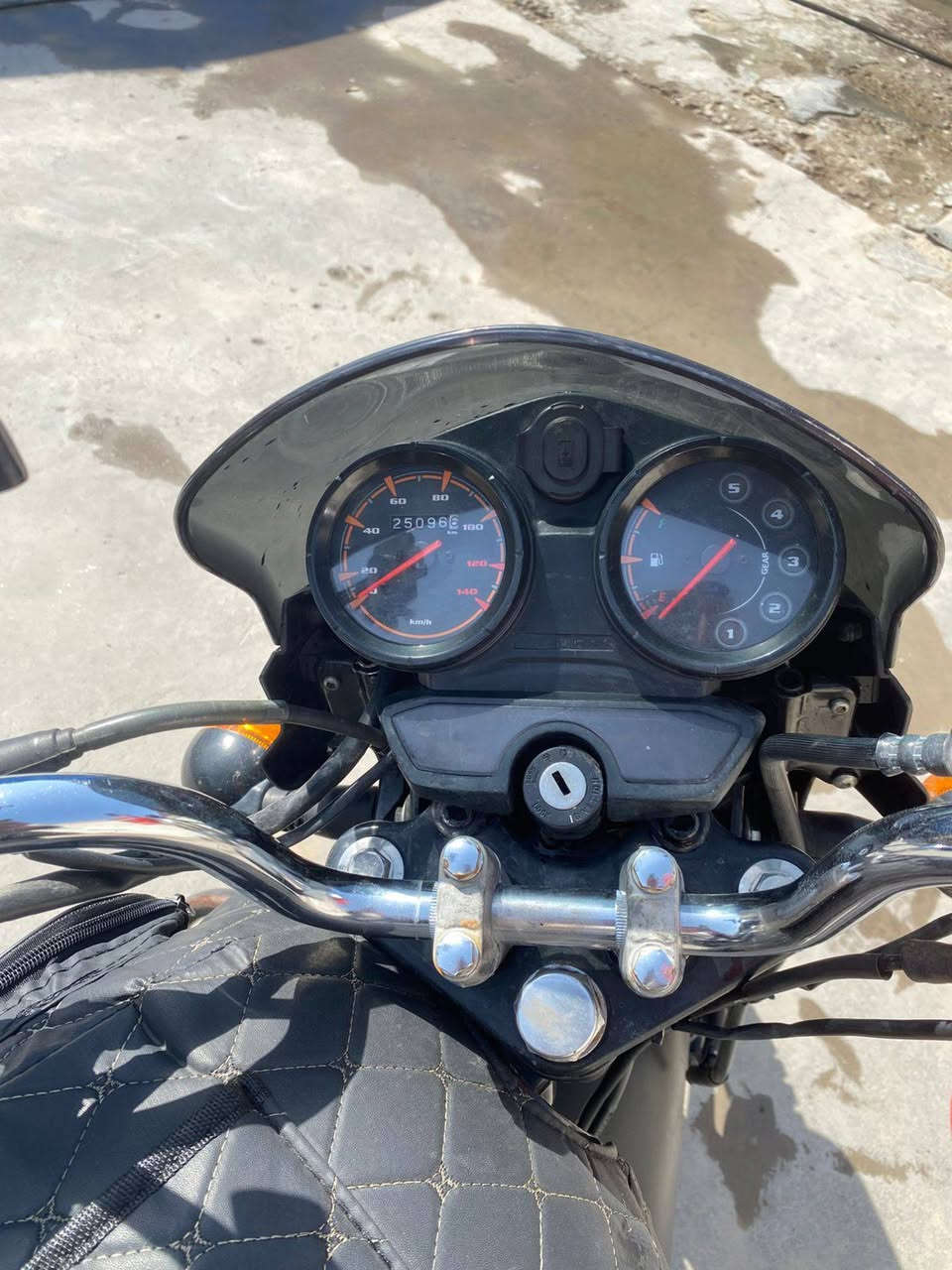 السلام عليكم 
السلام عليكم بوكسر موديل2023طالعه بال2024
المكينه مكفوله وحلوه وبلاديه وعلا ايدي
رقم انكليزي لوحتين وسنويه بسمي.
هيه والصندوك تجي تكلبهه تفحصهه وتعجبك 
هذا رقمي ***********
رايدهه ب2500 قفل
