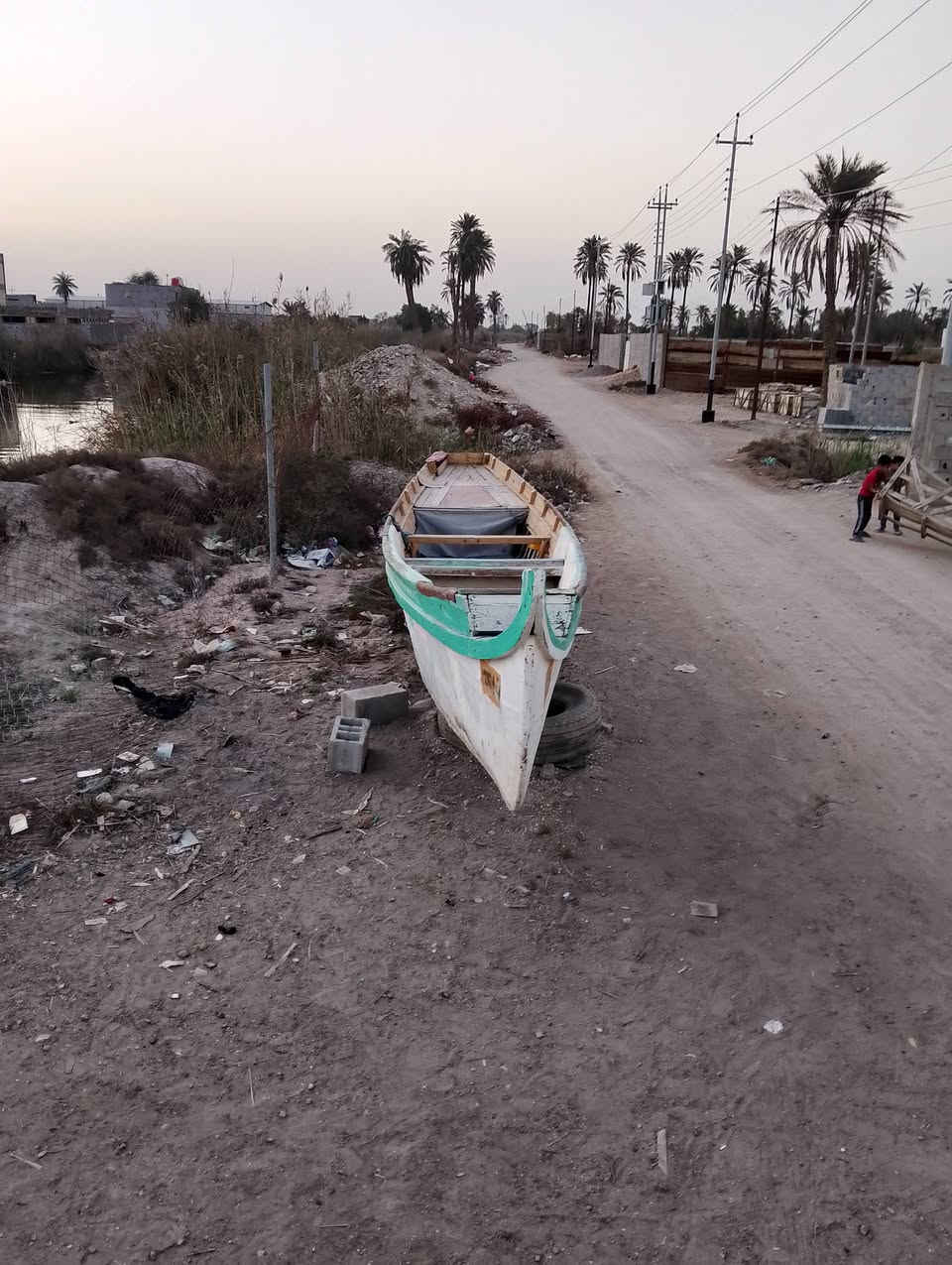 السلام عليكم بلم للبيع طوله طوله 19 ذراع مكان بصره شط العرب ***********
