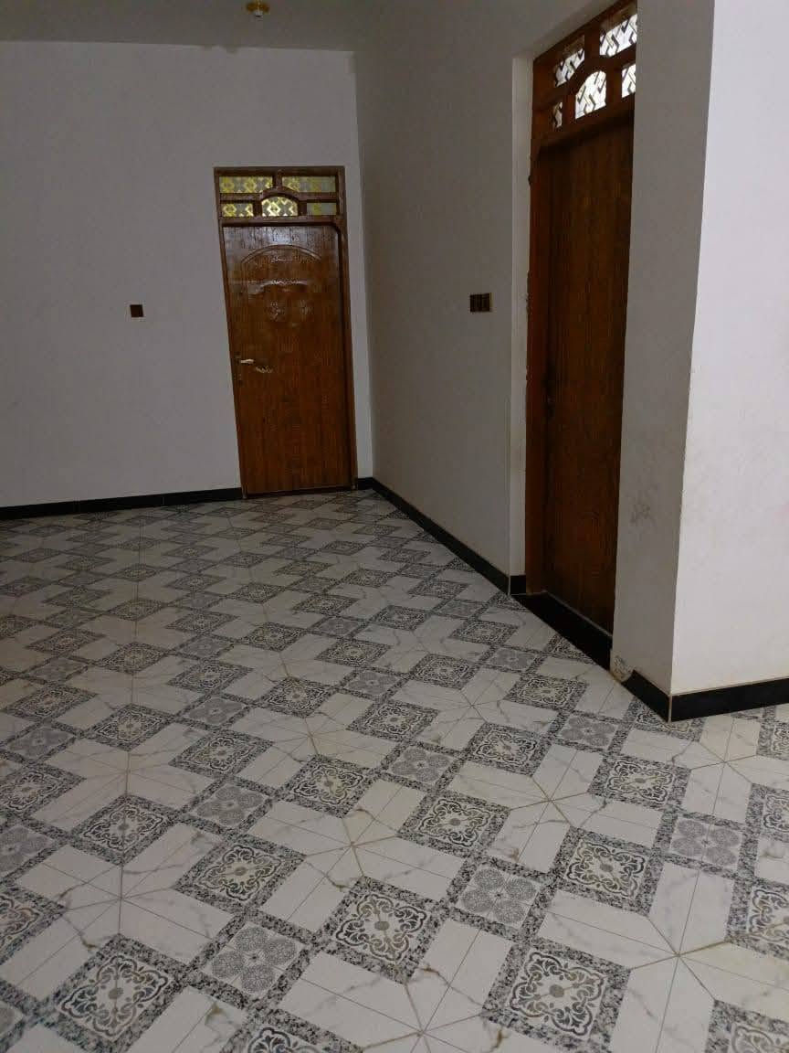 سلام عليكم بيت بحي السبل مساحه 200 طابقين البيت زراعي وبي وصل مال طابو خدمات ماء كهرباء ومجاري توهه شتغلو بيهه البيت يبعد عن الشارع الرايسي 200 متر بنزله الثانيه قرب صيدليت الرحمه البيت يتكون من ستقبال وصاله وخمس غرف وصحيات داخليه وخارجيه ومنور البيت صب كون كريت طابقين وبنيان جديد طابوك رقم صاحب البيت ‏‪***********‬‏
