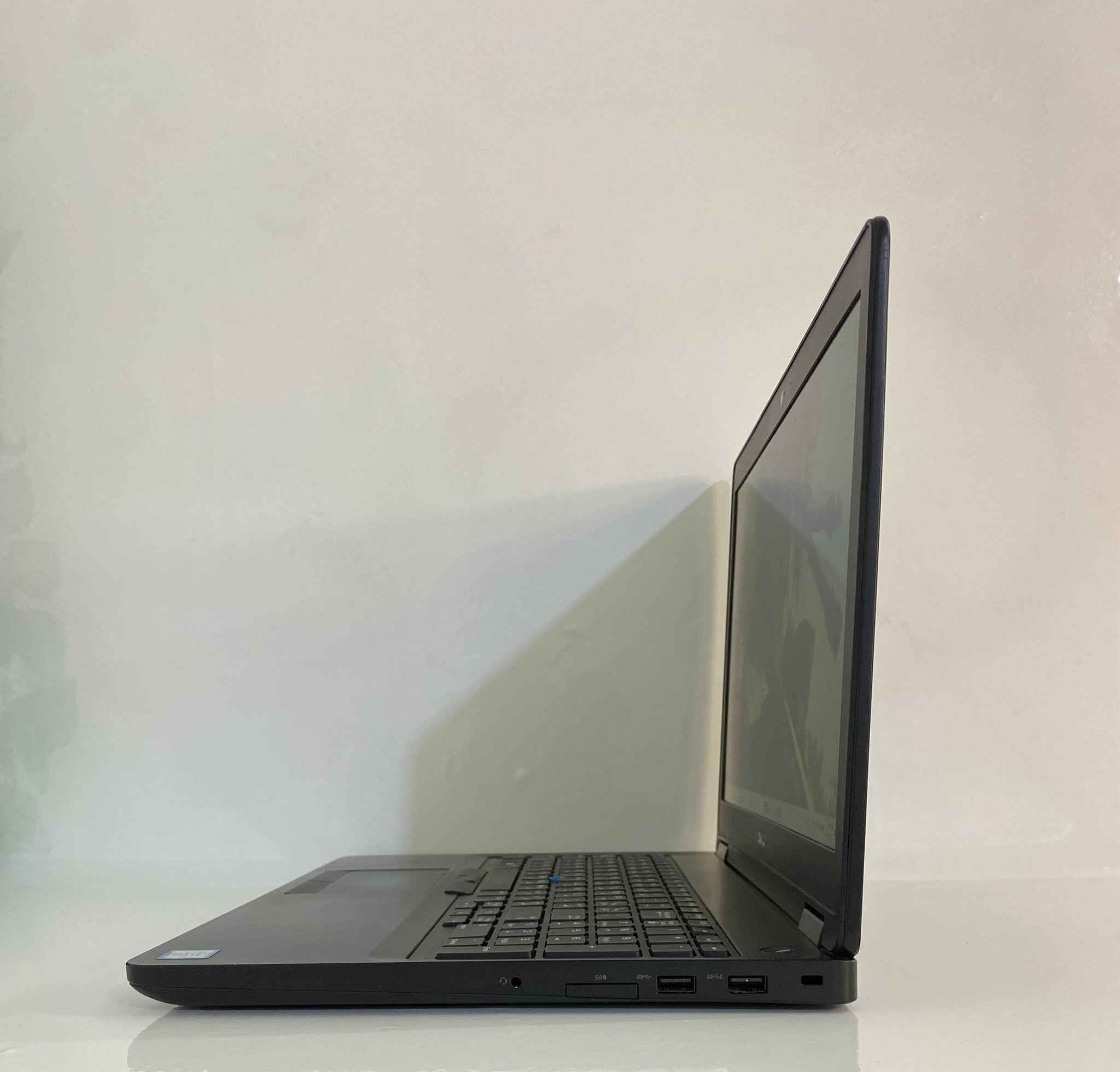 الكوراي سفن بكرت شاشة خارجي بXXX 🔥
لابتوب يجمع بين القوة والاناقه والسعر التنافسي ✨💫
DELL LATITUDE E5570

المعالج : core i7 الجيل السادس أعلى فئة HQ - قوة وأداء ممتاز ومستقر 💪🏻 

كرت الشاشة: 4 كيكا انتل داخلي

كرت الشاشه الخارجي : 2 كيكا -AMD R7 m360 -اداء رسوميات خرافية 🌈

الرام: 8 كيكا سلاسة عالية 🏎

الهارد: 256 كيكا SSD M.2 قابل للتطوير 🗄

الشاشة:حجم كبير 15.6 انش دقة خرافيةHD 🖥

الجهاز قابل للتطوير (رام-هارد) ⚙
كيبورد عربي انكليزي ليزري ضوئي ✍
بطارية ممتازة 🔋
 اللابتوب يحتوي على كافة التطبيقات الأساسية ✨
تطبيقات الأوفيس مفعله ✨

مع هدايا
ماوس وماوس باد لسهولة الاستخدام 🖱️ 
جنطة لسهولة التنقل 💼
شاحن اصلي 🔌

الضمانات: 
ضمان فحص كامل قبل الاستلام والدفع 💳

ضمان اسبوع كامل 💯
.......................
اللابتوب ممتاز جدا للموظفين والطلاب ومثالي للتصاميم والبرمجة باستخدام برنامج اوتو كاد وثري دي ماكس وغيرها وممتاز لمشاهدة الأفلام واليوتيوب بجودة عالية وسلاسة فوق الخيال وممتاز لعدد كبير من الألعاب مثل PUBG و Minecraft بسبب مواصفاته القوية 💪
.......................
يتوفر توصيل لجميع المحافظات 🚗

السعر شامل التوصيل 
فئة (HQ) : 299 الف دينار عراقي
فئة (U) : 289 الف دينار عراقي 

للاستفسار: 
واتساب : ***********
تليكرام : @Abod1iq
