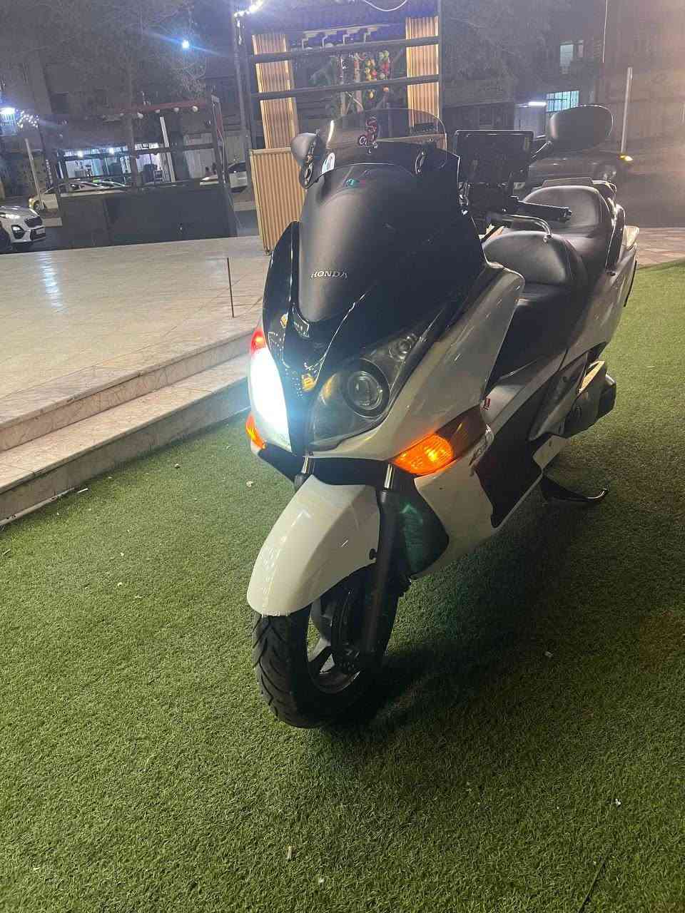 السلام عليكم        مكلف بالنشر 
سلفر ونج جيتي 400 ،نضافة واضحة كدامك بالصور  ، محرك ما مفتوح ، كهربائيات كلها شغالة ، مزودة بشاشة تصفح ، والمراية قطعتين ، وبيها  كاسحة. مكاني بغداد حي اور 

، غير متواجد في الفيس ، اتصل ***********

