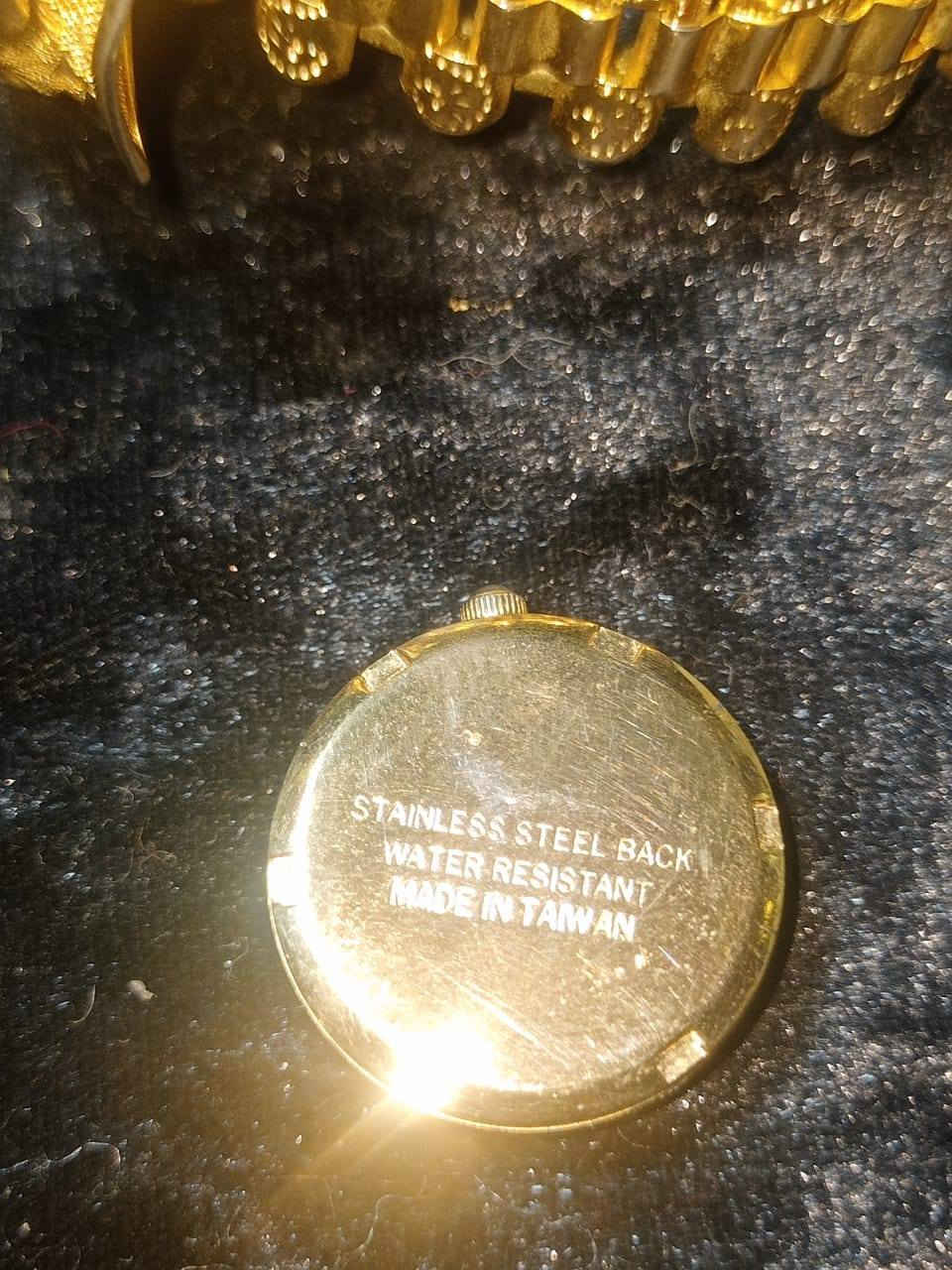 ساعة نسائية  نحاس مطلية بالذهب وارد السعودية على شكل سوار ومزينة بالكريستال، ويبدو أنها من العلامة التجارية Adoba. يتميز تصميمها بوجود أقواس وزخارف مرصعة بأحجار الزركون/الكريستال اللامعة حالة ممتازة


**إذا كنت صاحب هذا الإعلان وتريد حذفه لأي سبب، رجاءا أرسل رسالة إلى الدعم الفني**