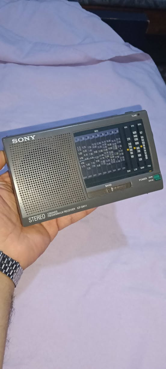 من اروع و اجمل الأجهزة التى قدمتها شركة Sony اليابانية في عالم الراديوهات

راديو جيب  ياباني متعدد الموجات ماركة SONY 
موديل SONY ICF SW11

               (((( صنع في اليابان ))))
حالته ممتازه جدا كأنه جديد زيرووووو 

12بند  متعدد الموجات FM / AM /  LW / SW1---9

صوته جبار و عالي جدا و إشارته ممتازة و قوية جدا جدا 
كل الموجات و الإذاعات يلتقطها بامتياز و جودة صوت روووووعة 

يعمل بكفاءة عالية جداً بالادابتور او الحجارة 

مزود ب اريال تلسكوبي رهيب فى التقاط الإشارة 
و مزود ب مسند خلفي صغير 

له القدرة على استقبال أكثر من 30 ألف محطة إذاعية قصيرة و  دولية فى المناطق الساحلية المفتوحة 
يعمل بكفاءة عالية جداً 

قوي جدا فى السحب و استقبال الإشارة  لكل الموجات الإذاعية المحلية و الدولية 

ضع سعر مناسب للبند  و الله يباركلك فيه 

لجدية الحجز  و تأكيد الشراء يرجي التواصل على الخاص 
بصورة  البند و رقم تليفونك و السعر الذي تراه مناسباً و التسليم في وسط البلد بالقاهرة 
ملحوظة هامة :-
(متوفر شحن لكل المحافظات مقابل دفع قيمة البند مسبقا)


**إذا كنت صاحب هذا الإعلان وتريد حذفه لأي سبب، رجاءا أرسل رسالة إلى الدعم الفني**