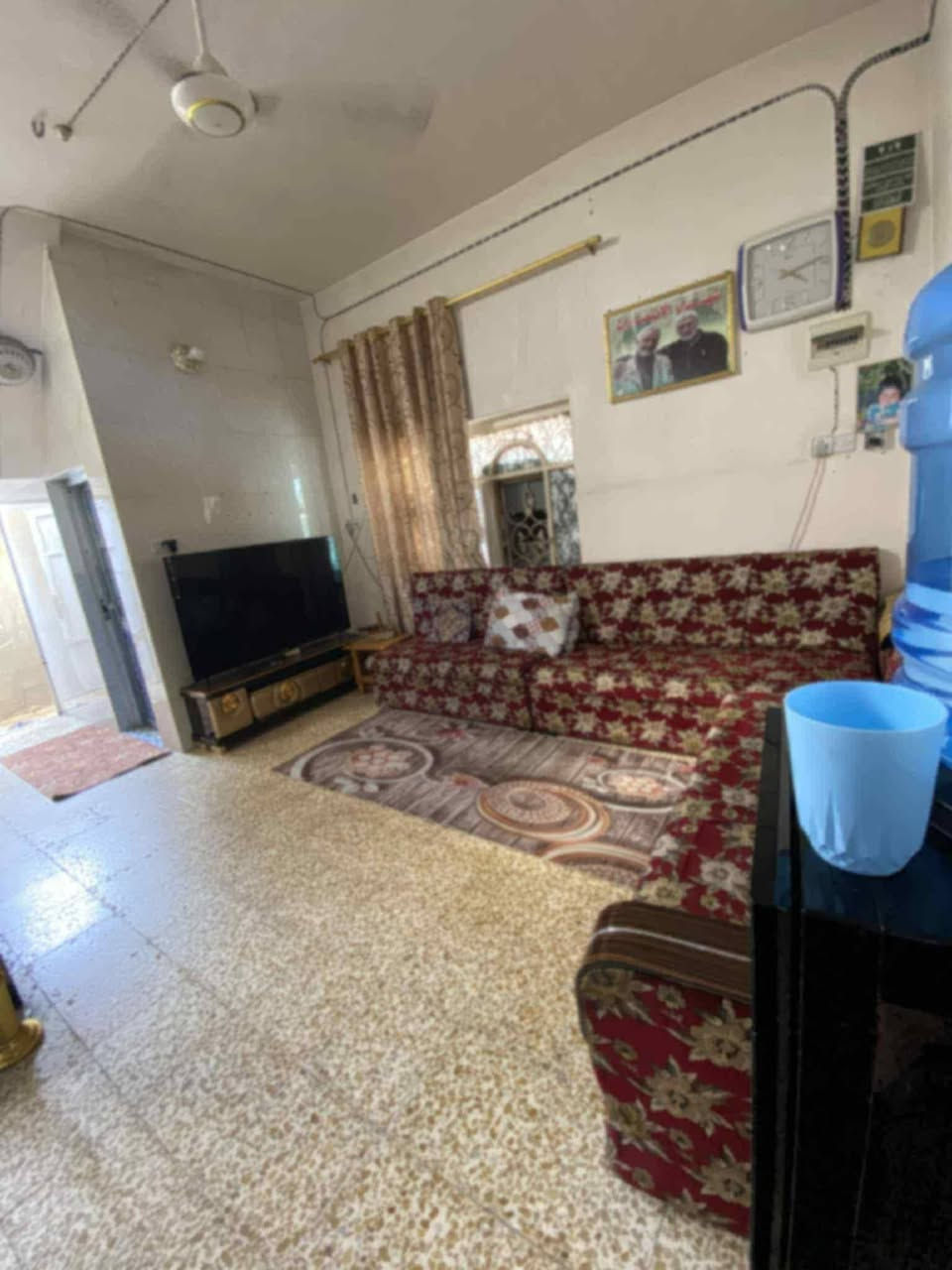 السلام عليكم عندي دار للبيع المساحه الكليه 180 متر طابو زراعي سند 25 تحويل مباشر باسم المشتري متوفره كل الخدمات الورديه سيف سعد قرب فرن الصمون المصطفى بيت حديث وجديد السعر 68 وبي مجال الاستفسار مراجعه مكتب عقارات الحسام اتصل على رقم الهاتف ***********+*********** اخوكم ابو مومل
