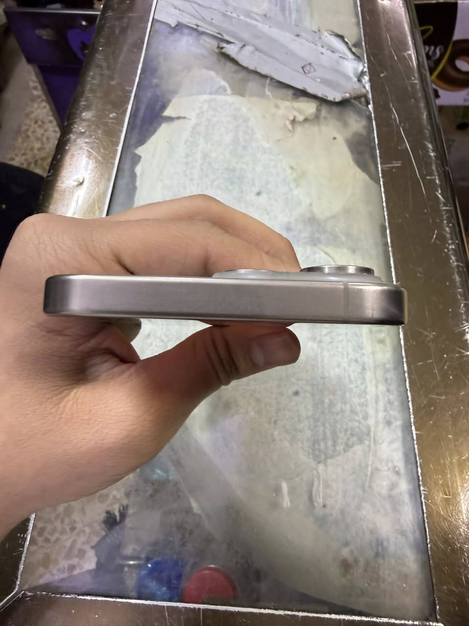 السلام عليكم ايفون 15 برو ماكس 
بطارية 🔋 86
بي فطر بالظهر مثل ما موضح بالصورة
تجي تفحص وتاخذ من البيت 
بـ 900 وبي مجال بسيط 
ملحقات كاملة
***********. واتساب
