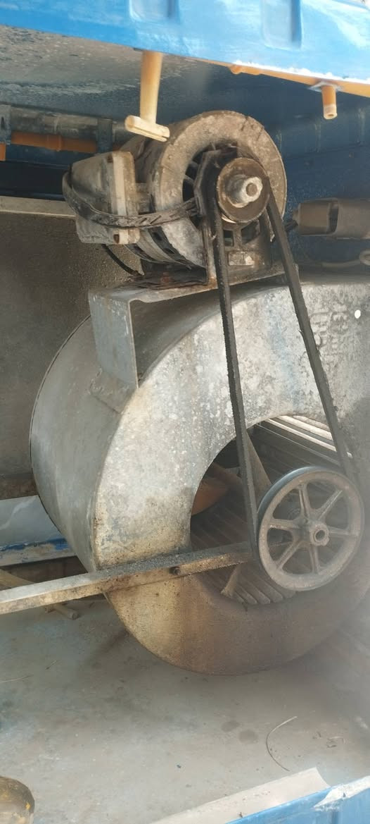 مبردة سوبر الكتريك نظيف شغال كل عيب مابيه ماطور يشتغل سرعتين /سعره 95 الف بيها مجال ***********
