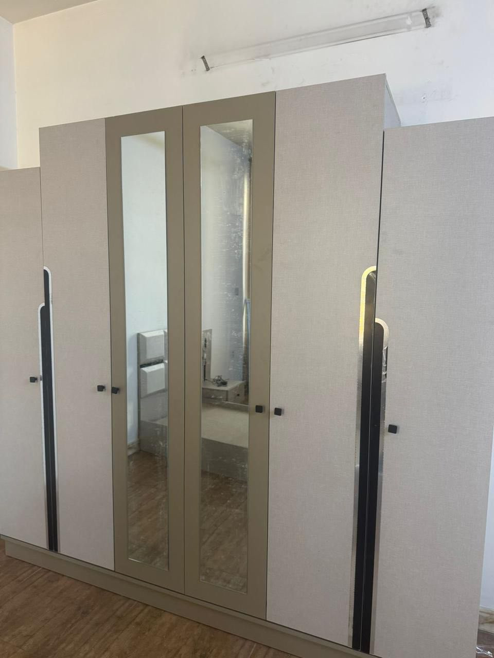 مرحبا  عندي هاي الغرفة اخذتها قبل ساعات جديدة غير مستعملة اخذتها ب٦٠٠ الف بس من شدوها طلعت مو نفس اللون بالصورة هي اوف وايت وبالحقيقة طلع لونها رصاصي اريد ابيعها الي يريدها يتواصل على هذا الحساب او التواصل واتساب على هذا الرقم ***********
