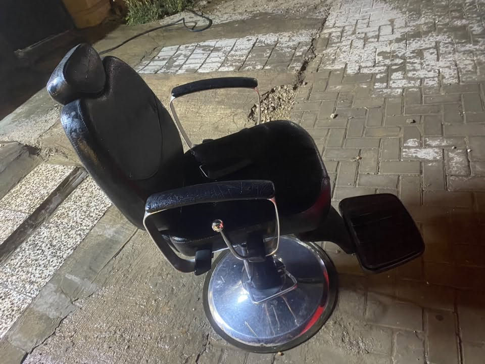كرسي حلاقه نظافه ١٠٠ بل ميه سعر ١٠٠ اتصل وتساب ***********
