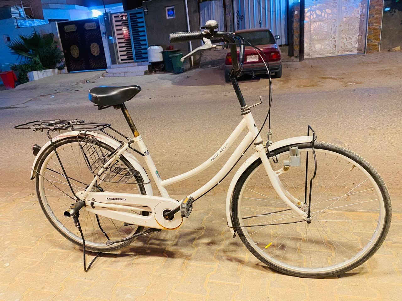 سلام عليكم باسكل لل بب يي ع  لون ابيض باسمل نضيف. ومابي  اي شي من ناحيت  شخوط او لون جارد وبس بس زنجار خفيف. بل صينيه من وره لين تركته بل شهرين  باسكل حلو ونضيف موديل 23 نزلت من الحاويه بيدي  سعر ١٣٠ وبي مجال مكان نجف نصر مهندسين شراي يتصل عل رقم *********** او يجي خاص
