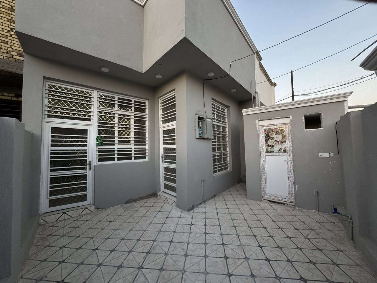 بيتين مساحة ١٤٠م طابو زراعي خلف محمد كامل. 
يحتوي البيت الواحد على (استقبال_صاله_غرفتين_مطبخ _صحيات)
سعر كل منهما ٩٠وبي مجال  قابل للمراوس 
للاستفسار زورو مكتبنا 

للاتصال ***********
***********
***********
