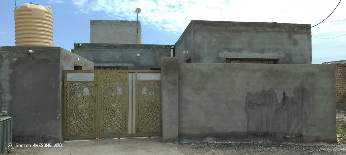 السلام عليكم بيت مع قطعه للببع مساحت البيت 200متر متكون من قرفتين وصاله ومطبخ ودوانيه ومجمعين صحيات خارجي وداخلي القطعه مساحته 200متر متكونه من مخزن وحديقه صالح للزراعه مكان رفاعي عل طريق ابو الماش يم ملعب اسود رافدين يبعد عن شارع العام 150متر ***********
