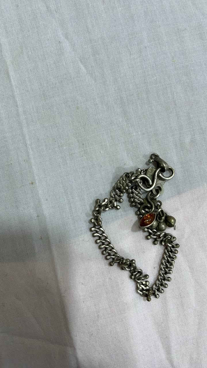 للبيع 
سيت فضة 
تراجي 
كلازة 
سوار 
قديمات مطعمة بكهرب


**إذا كنت صاحب هذا الإعلان وتريد حذفه لأي سبب، رجاءا أرسل رسالة إلى الدعم الفني**