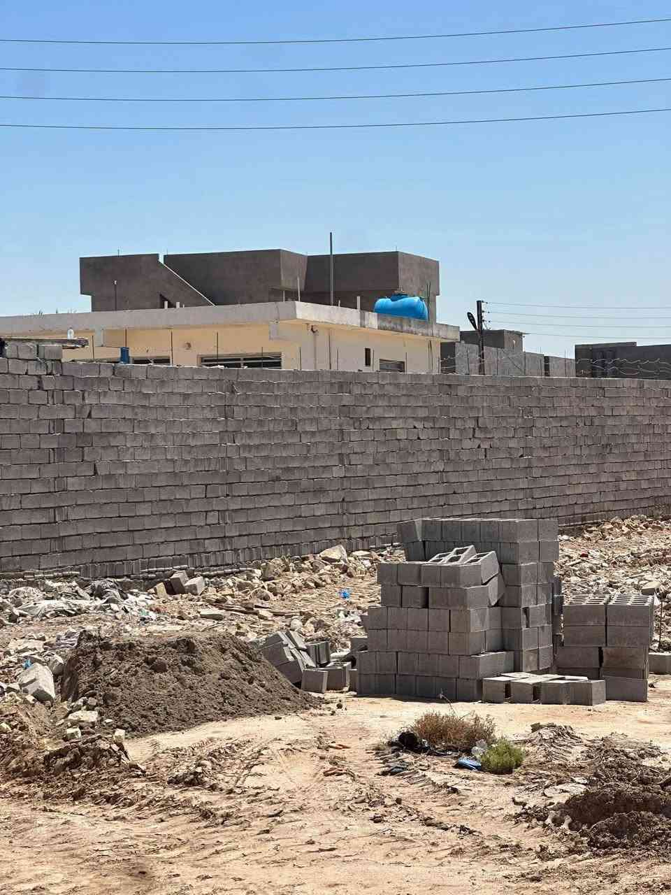 السلام عليكم ورحمة الله وبركاته
للبيع قطعتان أرض بموقع مميز جداً بين تقاطع  عبدالله بن علي و تقاطع الجوبة قرب معمل الابلوك جميع الخدمات متوفرة.

🔹 قطعة تجارية – مساحة 200 متر
💰 السعر: 40 مليون

🔹 قطعة سكنية – مساحة 200 متر
💰 السعر: 25 مليون

📌 جنس الأرض: طابو زراعي
📄 سند 25

موقع ممتاز وحيوي مناسب للسكن أو الاستثمار.

للاستفسار ولمزيد من التفاصيل:
📞 ***********
