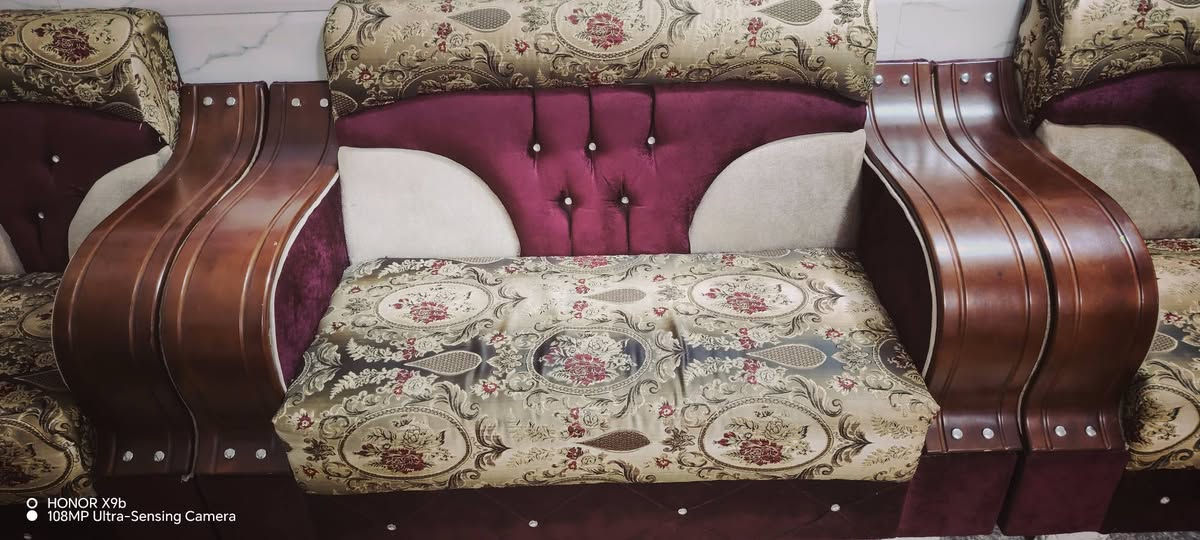 سلام عليكم  لبيع. تخم مستخدم  جديد خمس مقعد  رقم  يحب يشتري يتصل ***********
