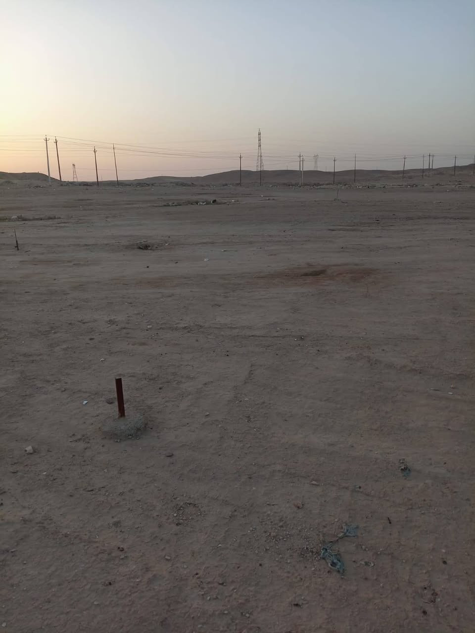 قطعة ارض للبيع. 
في توزيع المنتسبين. 
 قرب محطة وقود السيف الانبار.  
وقريبة على السايدين
ركن على شارعين. 
شارع 10م وشارع20 م. 
مساحة القطعة 282م. 
كما موضح بالمخطط و الصور ادناه 
السعر المطلوب 4500وبيها مجال للتفاوض 
عنوان المكتب📍 الانبار قضاء حديثة سوق الحي العسكري قرب اسواق ابو حسين 
أ.استاذ هشام حسين ابو احمد ***********واتساب ***********
رائد المعاضيدي ***********
