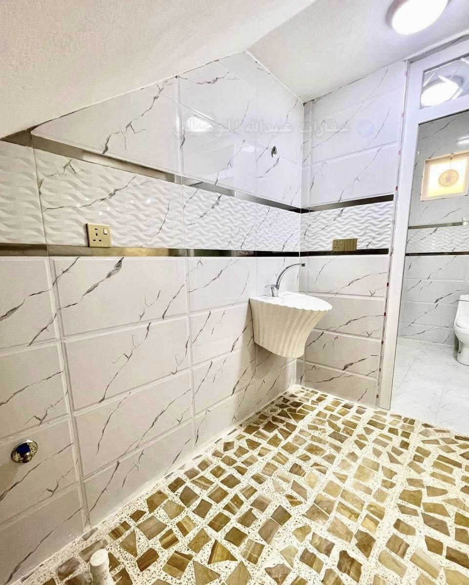 بيت 🏠 للبيع في حي سماح قرب المسطوصف مقابيل الدار حديقه عامه
بناء 2025 سند طابو الزهور 
مساحه البيت 100 متر واجها 5 متر 
يحتوي البيت ع استقبال وهول وغرفة نوم 🛌 ومطبخ وصحيات ومناور وكراج سيارة 🚘 
ط2 هول وغرفه نوم 🛌 وصحيات ومناور وسطح ناصي وسطح عالي 
يحتوي البيت ع 
نظام كاميرات 
نظام غسالات 
نظام دكتاك 
نظام سبالات
سعر البيت 105 وقابل للتفاوض 
للاستفسار الاتصال ع الرقم 
***********

***********
