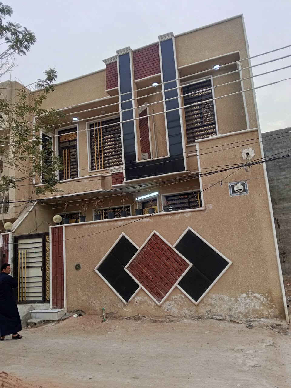 السلام عليكم بيت للبيع كربلاء منطقه الشبانات بيت طابو 25 سند باسمنا طابقين كامل بدايت الشبانات كامل بيت كاشي وسيراميك بناء حديث ثاني بيت عن الشارع مال الشبانات 60 متر عن الشارع مسافه بنيان طابوق مساحه 100 متر والسعر 125 بشويه هاتف ***********...***********
