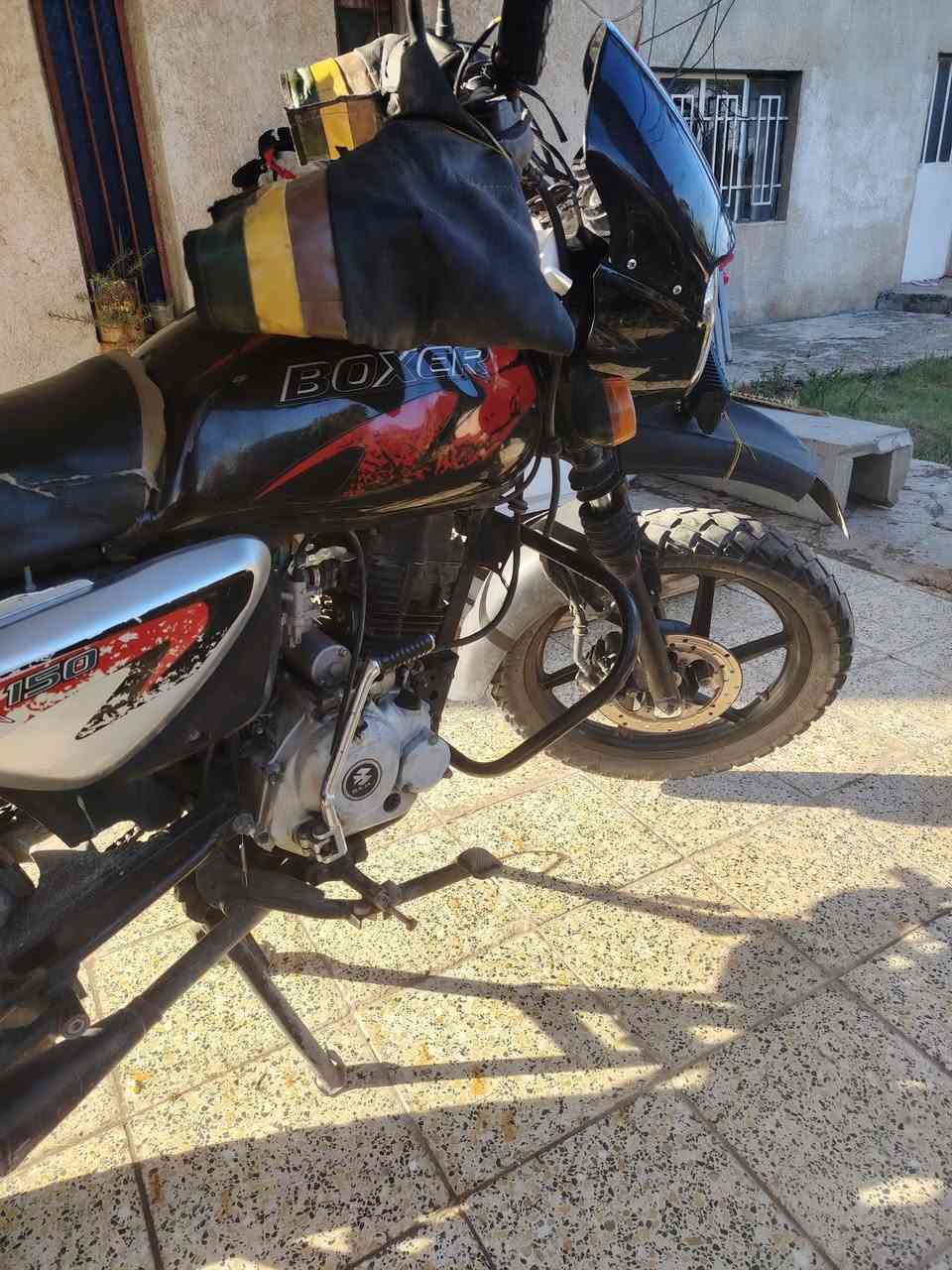 بوكسر للبيع نهايه 2022
اللون اسود 
ماشيه 58,000 
عارضها 1,950 
دراجه بااسمي تحويل ثاني يوم اروح وياها
مكاني بغداد أبو غريب 
جاهزه كبل للشارع مابيها
***********
