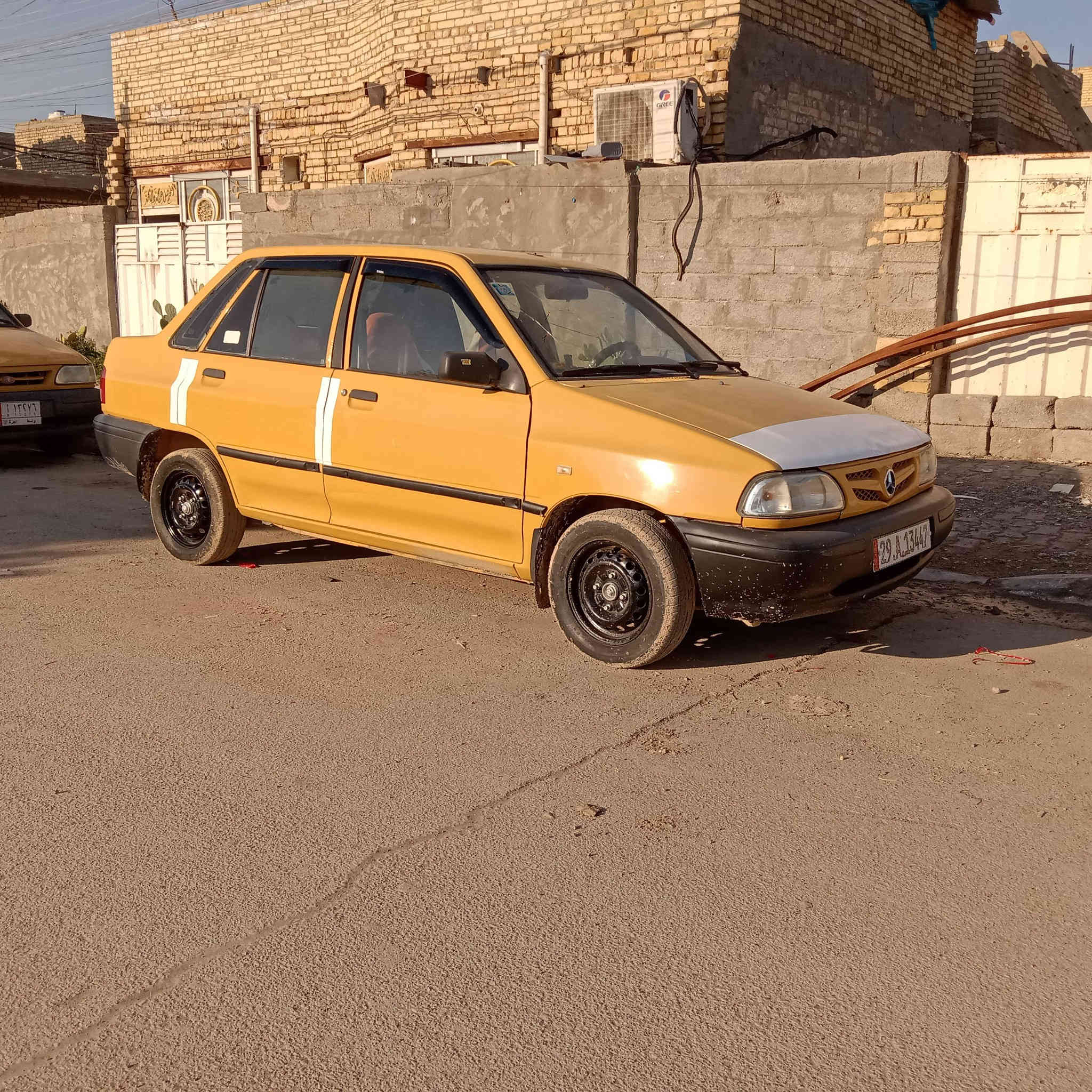 سايبة نضيفة للبيع مديل 12 سيارة بسمي  مكاني بالكوت مركز المدينة سعر 24 رقم انگليزي ***********
