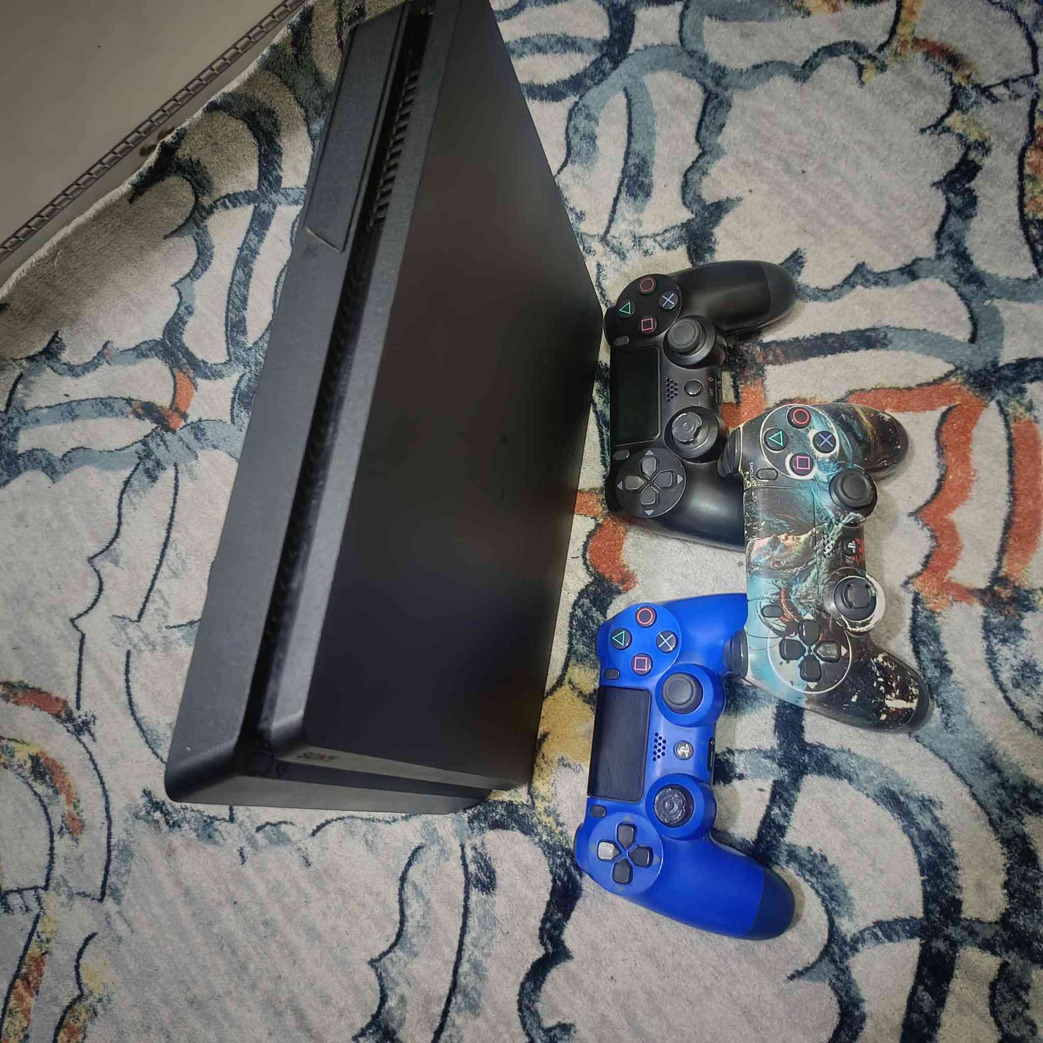 سلام عليكم من رخصه الادمن بلي 4 كامل الملحقات مع 3 جوستك 3اقراص فيفا 18 وبيس 18 واله الحرب جزء 3 تجي تشوف وتفصح براحتك سعر 255 وشراي يدلل هذا رقمي ***********
