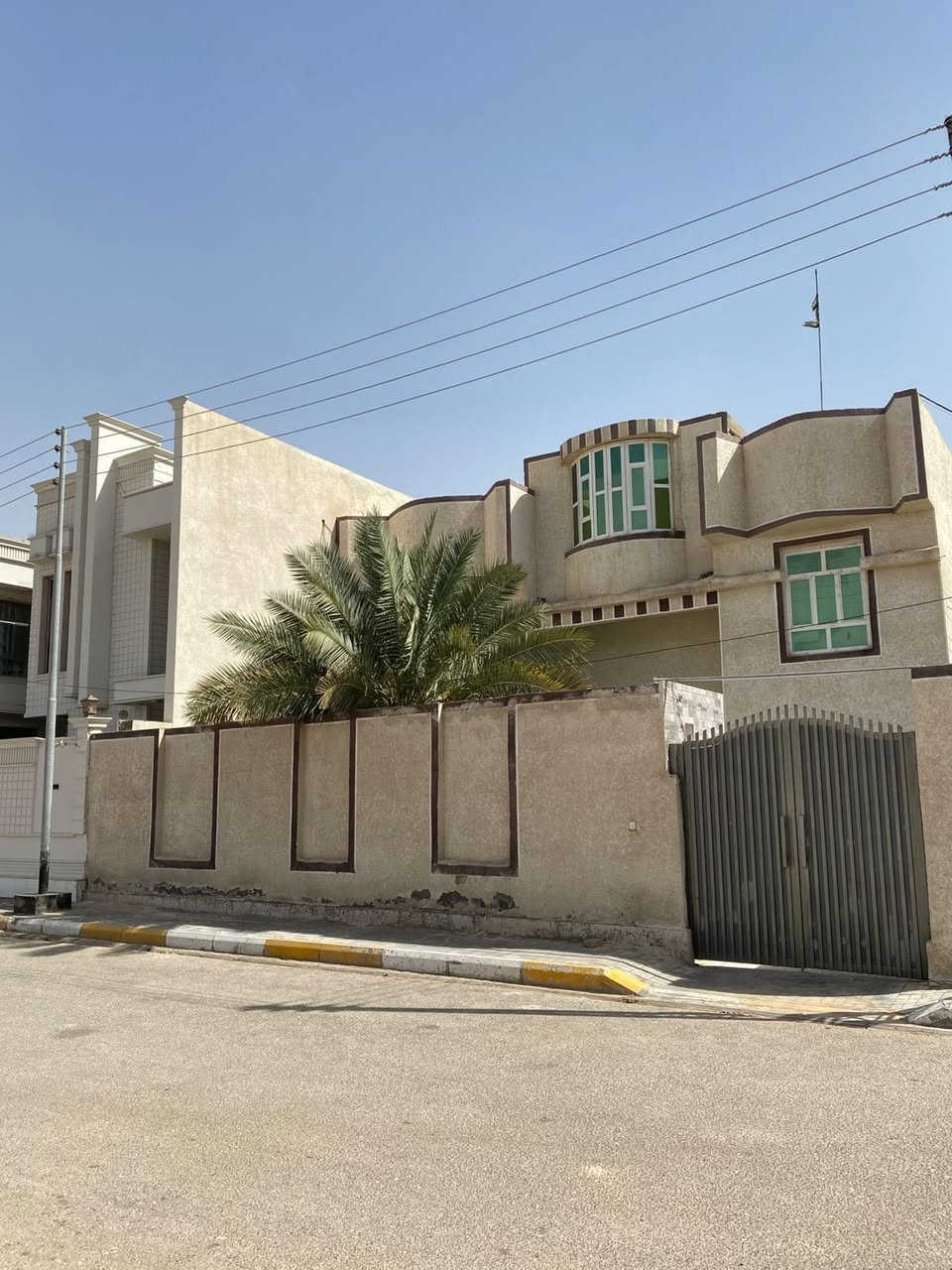 بسم الله الرحمن الرحيم
اللهم صل على محمد وال محمد

#بيت للبيع ركن 
مساحته ٢٨٠ متر طابقين 
كونكريت مسلح غرفتين نوم ارضي
وهول ٤.٢٥ * ١٠.٥ متر
واربع غرف نوم بالطابق الثاني 
وهول ٤.٢٥*٧.٥ متر
بناء￼ ٢٠١٠ فيه طارمه  ٨٠ متر 
وحديقه ٠ كراج يسع ل ٣ سيارات

#الموقع حي الحكم خلف 
معمل ماء الامل 
امامه متنزه كبير خدمات تبليط
ومجاري وخط انترنيت ضوئي
المنطقه نظيفة جداً

السعر خاص
مكتب علي شريف
***********
