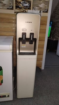 براد ماء للبيع بي دفايه ماء وتبريد ماء ومستعمل ولكن جدا نظيف للتواصل ٠...