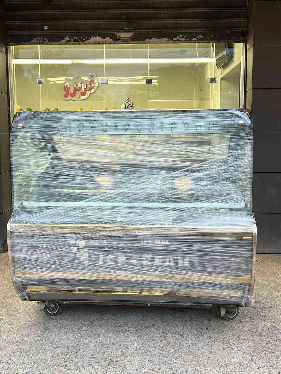 السلام عليكم 
من رخصة الادمن 
للبيع ..
عارضه ايرانيه دبل كمبريسر
حجم الكمبريسر الواحد طن ونص 
نخب اول
نضيفه جدا 
طول 140 عرض 120 .
تجميد سالب 26 درجه 
تأخذ 10 بلانك الحجم الكبير 
السعر  $ 18 ورقه  
مكاني بغداد حي الجهاد مقابل مشاتل الاطباء 
للتواصل ***********
الشراي يجي اتصال ويدلل
