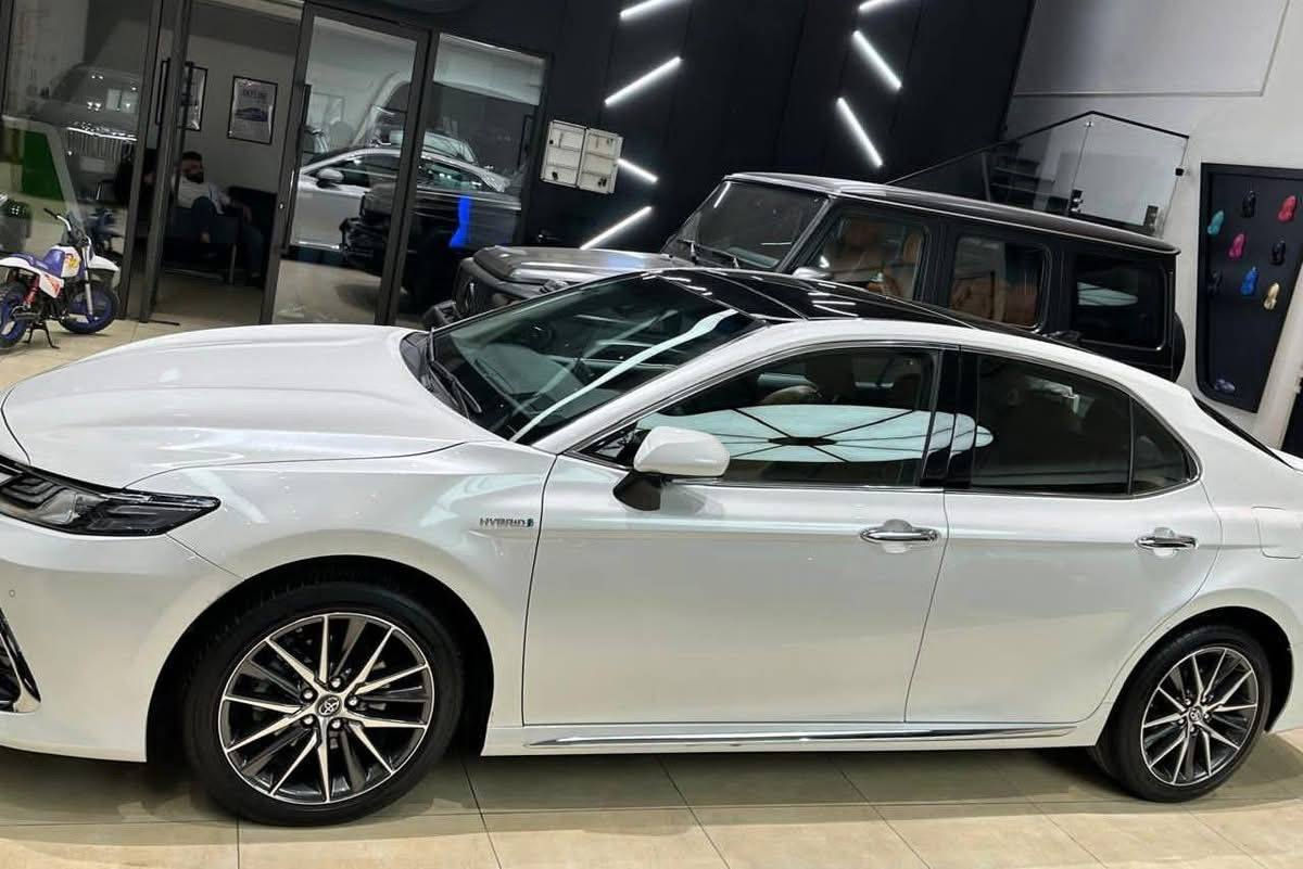 كامري هايبرد موديل 2023
تجميع الصين 
مغلفه ppf كامل …مكفولة من اي ضرر 
كشنات جلد وكهرباء وتسخين وتبريد 
بصمة/ داتا شو /حساس امامي خلفي/رادار تحديد مسار/شاشة كبيره كاميره/بانوراما/وبعد الكثير من المواصفات 
ماشيه 24 الف كيلو 
مكان السياره زيونه

هاتف  ***********
وتساب او اتصال
