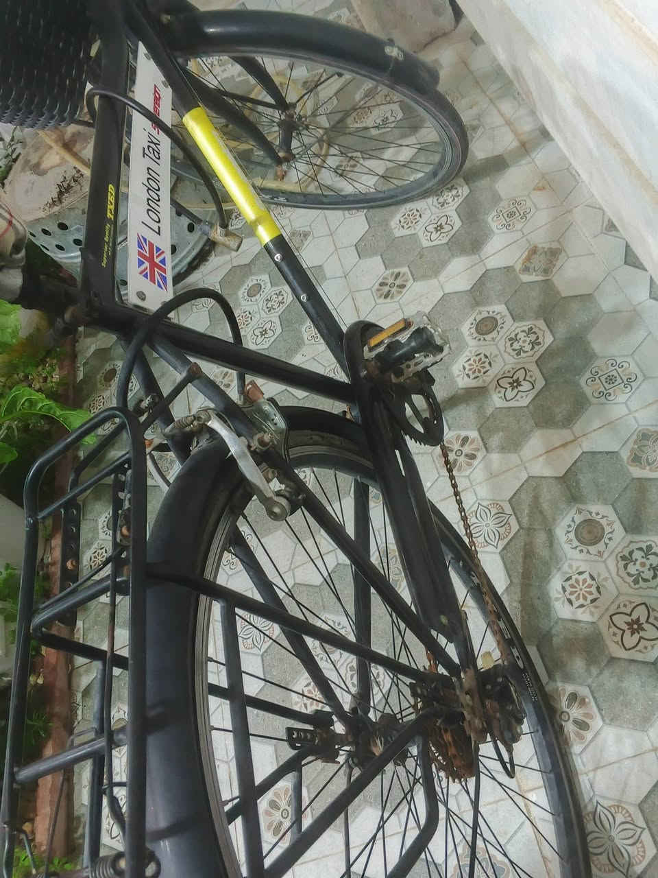 🔴🔵🔴🔵🔴 بايسكل للبيع اصل اصل وكالة British taxi  قطعة نادرة جدا حجم اعتقد ٢٨ لو ٢٦ گير فول ٥-٦ نمر 
فر العراق كلة اذا لگيت ١٠ قطع اني اشتريهم 
كشن مبدل اسفنجي مريح 
بس متروك صار فترة بي بالزنجيل شوي زنجار + يرادلة جوپات 
للبيع للعلم البايسكل وكالة شرط قطع نادرة السعر ١٢٠ بيه مجال كلش قليل جماعة ٧٠-٦٠ لاتعلقون 
واتساب ***********
