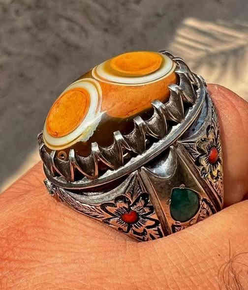 المميزون في نشرنا الباقون على عهدنا بأن ننشر لكم النوادر من الأحجار النفيسه التي يبحث الهوات عنها نقدم لكم جوهره من الداودي العينتين القديم النادر قطعه متحفيه قديمه ليس لها نظير تمتاز بصياغه الفنان ((نذير ال ياسين)) في غايه الروعه للبيع على الخاص اوالاتصال على الرقم التالي ***********
