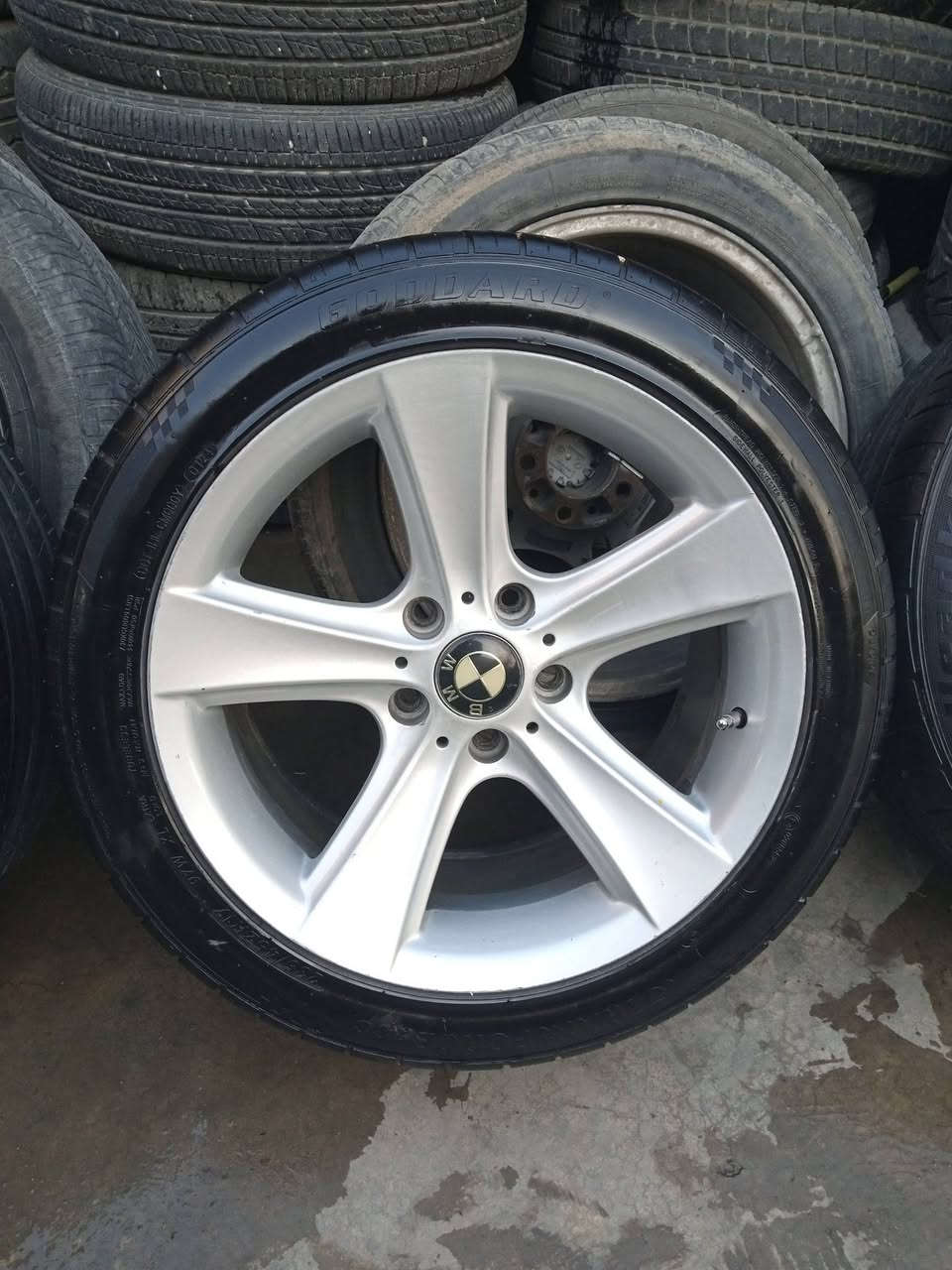 تاقم تایە ویلی هامان 17 دوو سایز بێ بۆیاخ 
بەشەرتی بێ لەرزین و بێ خواری بۆ گۆرینەوە
بە هەر وێلێ بێ کێشەم نیە لە سلێمانیم
***********
***********
