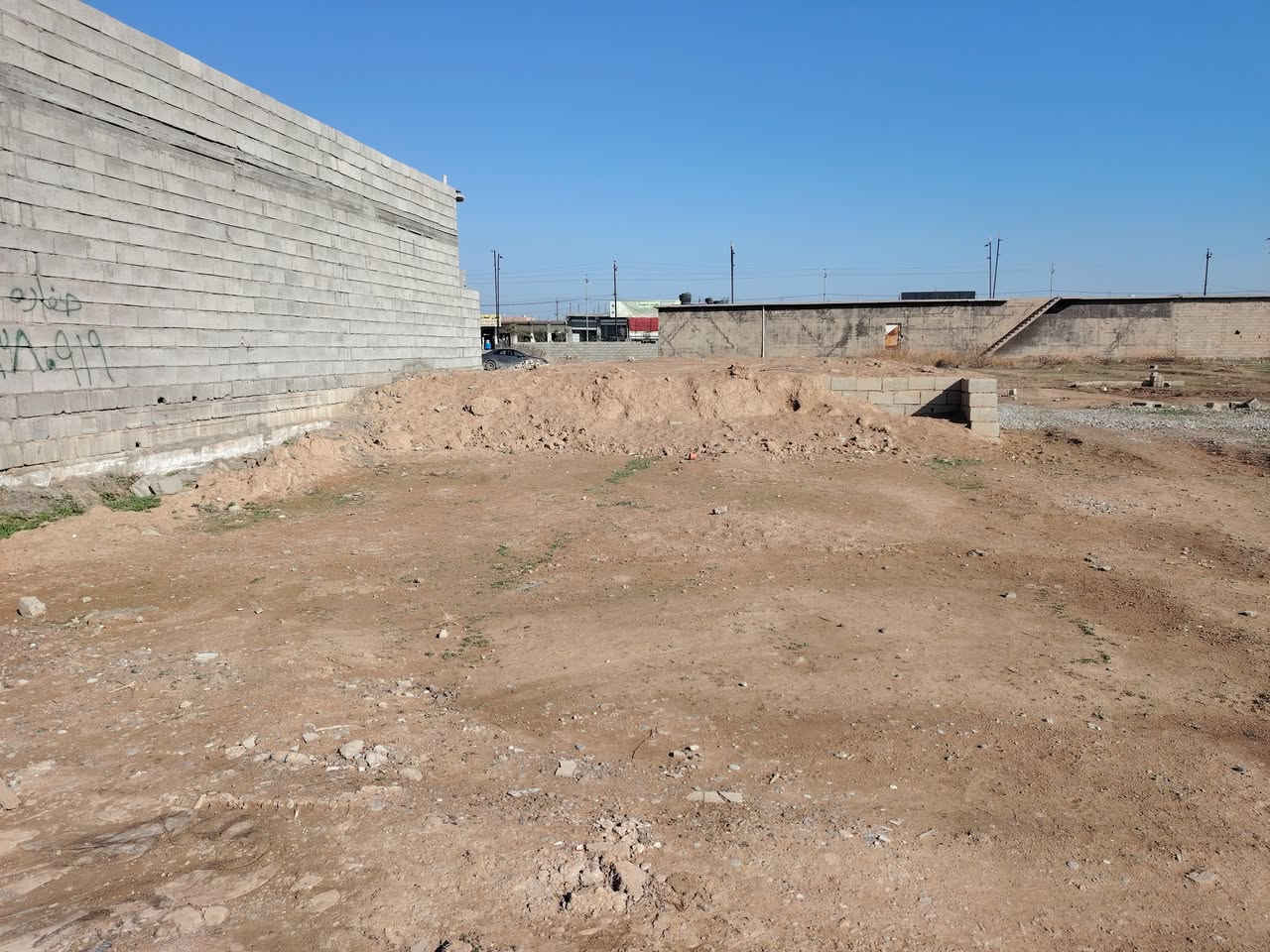 قطعة ارض للبيع مساحة ٣٠٠متر  مع اساس مدففون كامل
العنوان سايدين البكارة الرئيسي للاستفسار الاتصال بالرقم *********** مكلف بنشر
