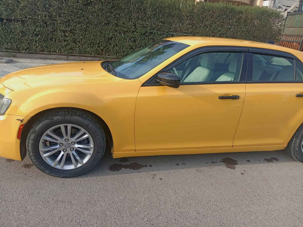 السلام عليكم
اوباما كلاسلر موديل ٢٠١٨ اصل 
رقم بغداد مصبوغة جديد 
ضرر السياره باب خلفي بدون ايرباك 
سعر السياره ٢٢٠ $ وبيها مجال 
***********
