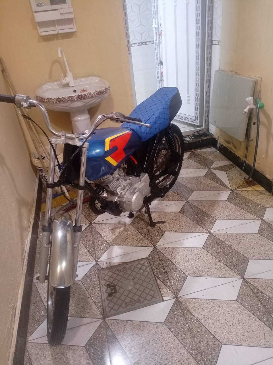 سلام عليكم دراجه كلك كلك للبيع نضيفه كلش مكينه تشك الكاع ما مفتوحه شرط 350 قفل مكاني حمدان  ***********
