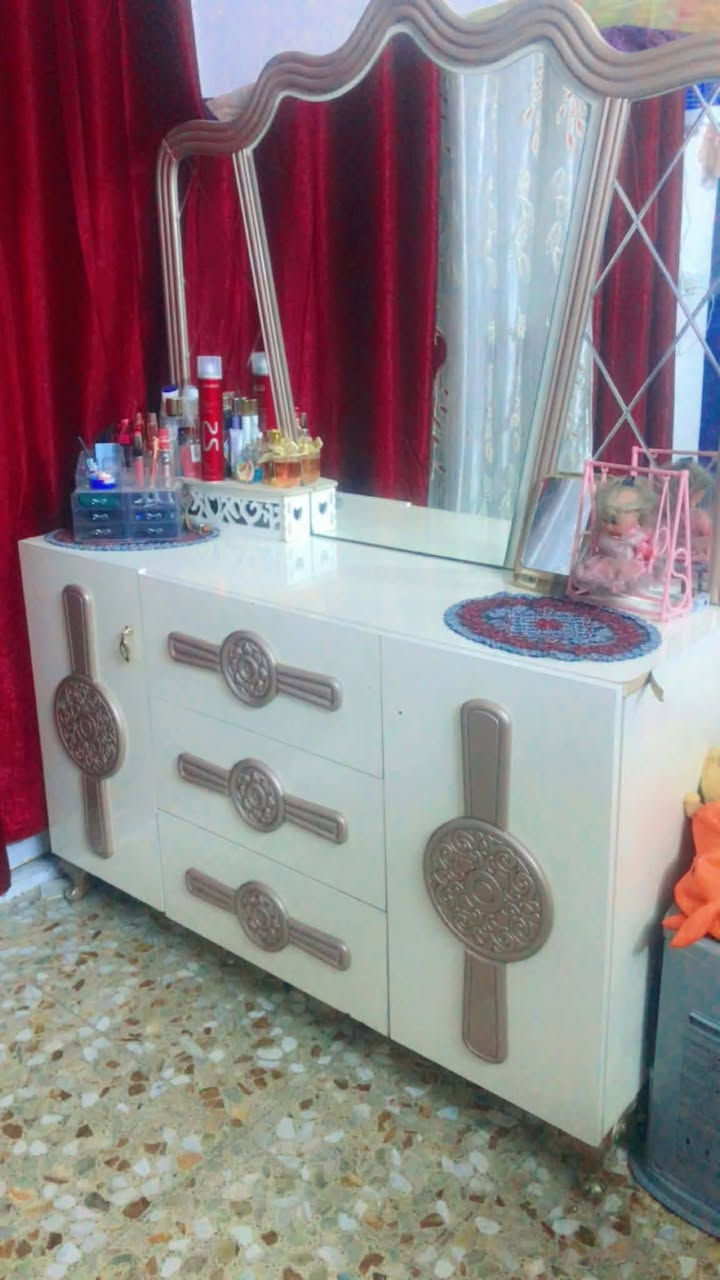 غرفه تركيه بيها اضرار باب الكنتور الوسط مكسور والسرير موضح بدون دوشك8قطع
زعفرانيه


**إذا كنت صاحب هذا الإعلان وتريد حذفه لأي سبب، رجاءا أرسل رسالة إلى الدعم الفني**