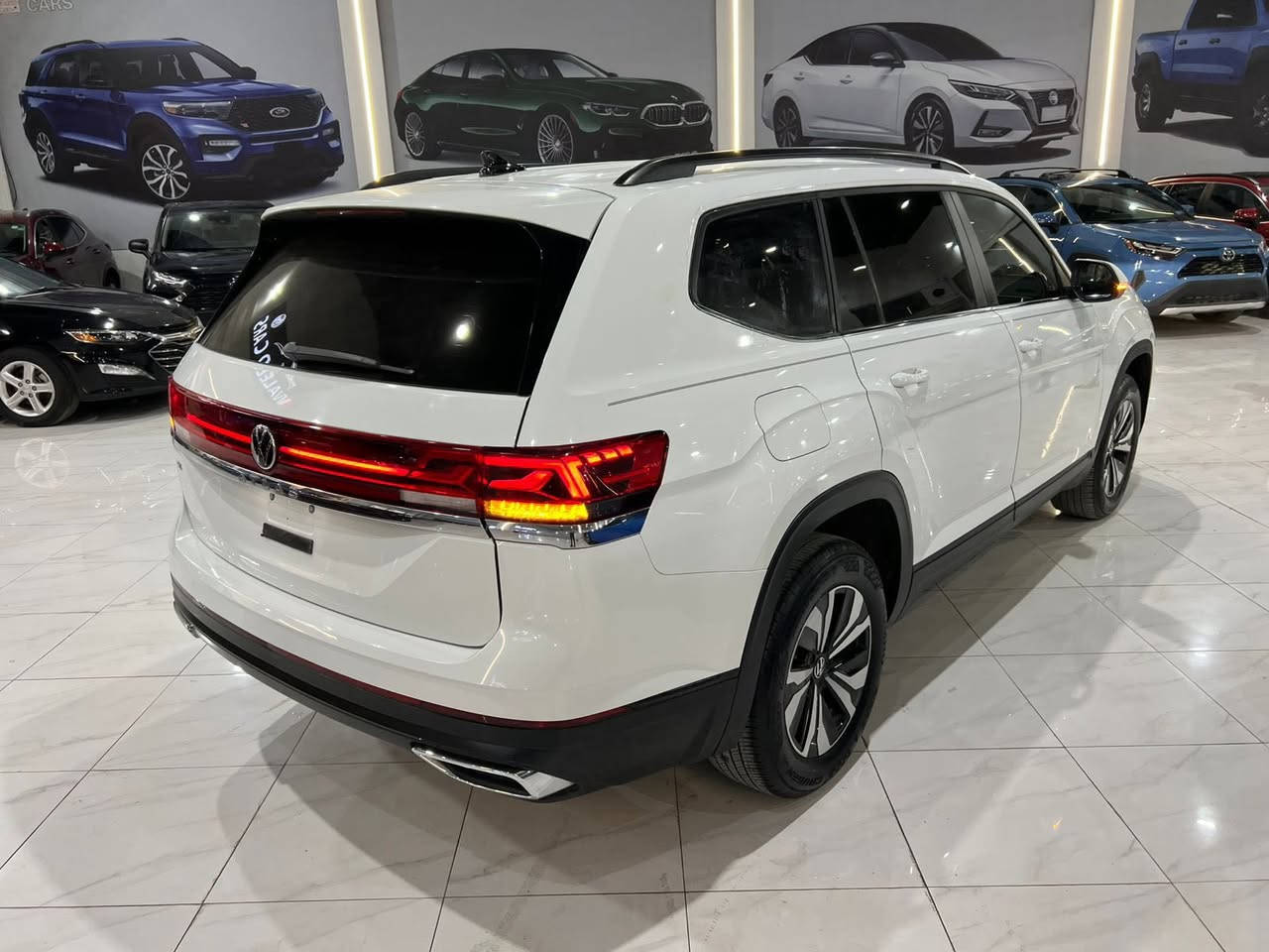 � فولكس فاغن أطلس 2024 SE فول مواصفات
✨ سيارة عائلية فخمة ومريحة جداً

🔹 محرك 2.0 لتر تيربو (قوي واقتصادي)
🔹 قير أوتوماتيك 8 سرعات
🔹 7 ركاب (3 صفوف)

🔸 المواصفات:
• شاشة كبيرة حديثة
• Apple CarPlay + Android Auto
• كشنات جلد
• كشنات حار 🔥 / بارد ❄️
• تدفئة دركسون
• مقاعد كهرباء + ميموري
• فتحة سقف بانوراما
• تشغيل بصمة + دخول ذكي
• كاميرات + حساسات
• رادار + مثبت سرعة
• باب خلفي كهرباء
• مكيف أمامي وخلفي

⚠️ بدون ايرباك
📍 تترقم شمالي

💰 السعر: 255
💰 بيه مجال بسيط

📞 ***********
