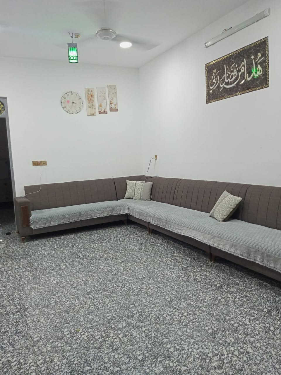مكلف بالنشر
بيت للبيع
تفاصيل البيت البيت بناء جديد اسكان باقي عليه 14  مليون 
مساحته 150 الواجهه 7 ونص نزال 20 ارضية البيت بورسلين والواجهه حجر 
 يحتوي على غرفه وحده 
واستقبال وصاله و مطبخ بارد وحار وصاله وصحيات فوك + صحيات خارجية  
الموقع شارع المستشفى قرب سيد ياسر  
للتفاصيل عن السعر الاتصال على صاحب الدار  
***********
