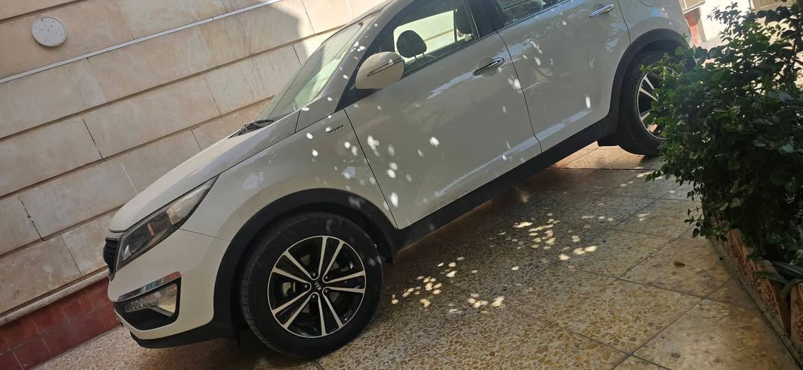السلام عليكم
كيا سبورتج 2016 / خليجي 
محرك 2400 CC  دفع رباعي AWD 
بصمة تشغيل وابواب / مرأة ترحيب وشفط 
السيارة ماشية  74 الف كيلومتر / حقيقي وعلى الفحص 
السيارة بصمتين اصليات وكتلوكاتها الاصلية والسيارة بدون صبغ ولاضربة فقط تكحيل كارت بجهة اليمين والتكحيل درجه اولى وممبين السعر  ( 167 ) $  بيع فقط للاستفسار ***********
