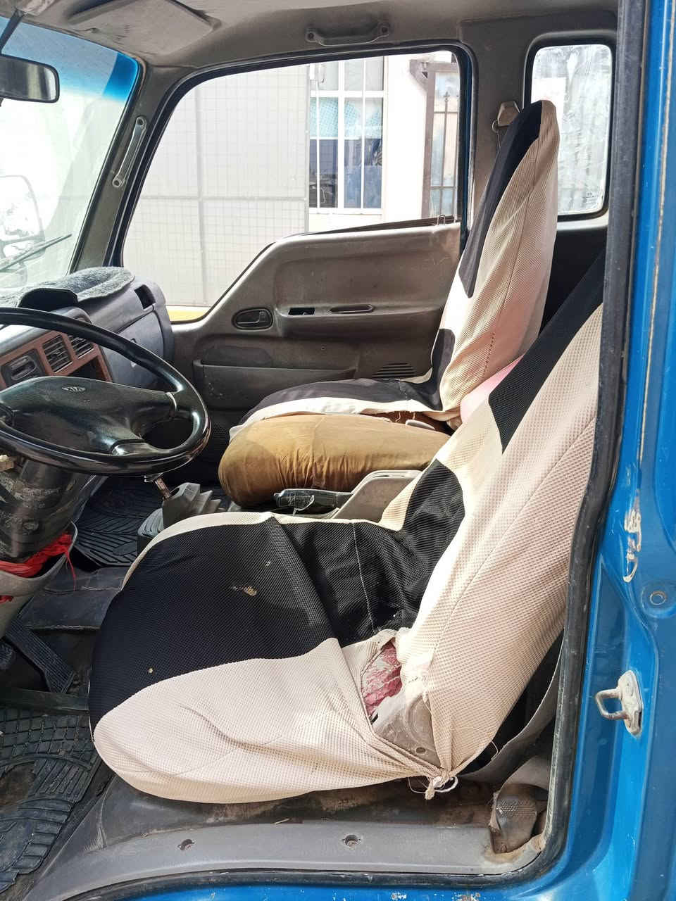 سلام عليكم فوتيره للبيع موديل 99 رقم واسط كير مكينه مكفولات شاصي معمر رقم شاصي واضح كشرهه شوف العين مكان السيارة بغداد الزعفرانية اتصل ودلل ***********
