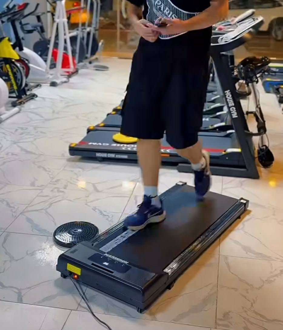 مرحبا 
جهاز جري للبيع مستخدم قليل نظيف جداً
السعر 100 الف 
CITYSPORTS. (Under-Desk Treadmill)
محرك هادئ بقوة 400 واط السرعة من 0.8 إلى 6.0 كم/ساعة يتحمل وزن 100-120 جهاز المشي، جهاز التحكم عن بعد ريمونت ، سلك الطاقة، زيت السيليكون


**إذا كنت صاحب هذا الإعلان وتريد حذفه لأي سبب، رجاءا أرسل رسالة إلى الدعم الفني**