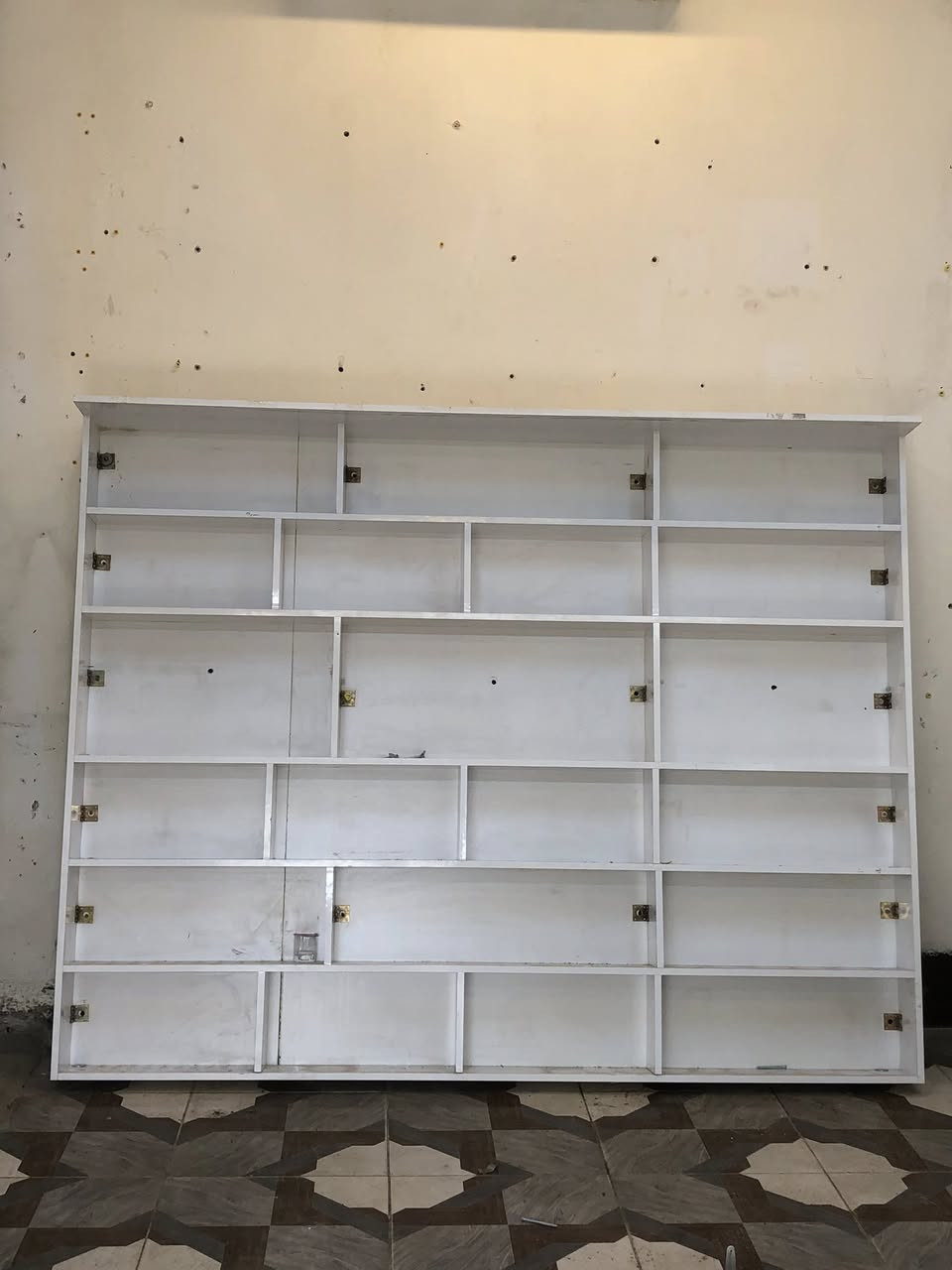 رفوف للبيع حديد 4 متر وخشب مترين و 25 عرض وارتفاع متر و170 للاستفسار ***********
