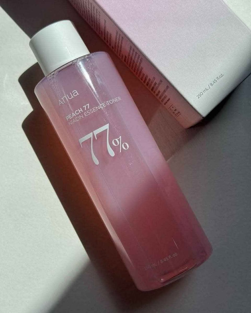 🍑تونر خلاصة النياسين بالخوخ 77% من أنوا (Anua Peach 77 Niacin Essence Toner) يجمع بين فوائد التونر والإسنس، مصمم لترطيب وتفتيح البشرة. يتميز بتركيبة لطيفة تجعله مناسباً لجميع أنواع البشرة، بما في ذلك البشرة الجافة والحساسة.✨

✅التركيبة غنية بمزيج من المكونات النشطة والمغذية:77% مستخلص فاكهة الخوخ يوفر ترطيباً عميقاً ومغذيات غنية بالفيتامينات ومضادات الأكسدة للمساعدة في استعادة إشراق البشرة ولونها الطبيعي.
✅النياسيناميد (فيتامين ب3): مكون فعال معروف بخصائصه في تفتيح البشرة، المساعدة في توحيد لونها، وتقليل ظهور البقع الداكنة والتصبغات.
✅ألفا أربوتين وفيتامين سي: يعملان بشكل تآزري مع النياسيناميد لتعزيز تأثير التفتيح ومنح البشرة إشراقة ونضارة.
✅بانثينول (فيتامين ب5) وسيراميد: تساعد هذه المكونات على تقوية حاجز رطوبة البشرة الطبيعي والحفاظ على ترطيبها العميق، مما يقلل من التهيج والاحمرار والجفاف.
✅نظام "Peach Melting Peel™" (تقشير الخوخ الذائب):  يساعد على إزالة خلايا الجلد الميتة بلطف وتنقية المسام، مما يحسن من ملمس البشرة ويجعلها أكثر نعومة وصفاءً.
✅حمض الهيالورونيك: يعزز الترطيب ويمنح البشرة مظهراً ممتلئاً وناعماً. 

✔️فوائد التونر 🍑
✔️ يتميز التونر بقوام سائل خفيف، يشبه الإسنس، يمتص بسرعة دون ترك أي بقايا لزجة.
✔️ لونه الوردي الفاتح طبيعي مستمد من فيتامين B12، وله رائحة خوخ رقيقة ومنعشة.
✔️ بفضل تأثيره المنعم والمرطب، فإنه يهيئ البشرة بشكل ممتاز لتطبيق المكياج، مما يساعد على ثباته لفترة أطول.
#الاصلي المنشأ كوريا 🇰🇷💯 بغداد, العراق


**إذا كنت صاحب هذا الإعلان وتريد حذفه لأي سبب، رجاءا أرسل رسالة إلى الدعم الفني**