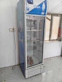 عارضات عمودية ٣ ومجمده ١ سعر الوحده ٢٥٠ وبيهن مجال غير متواجد على الفي...