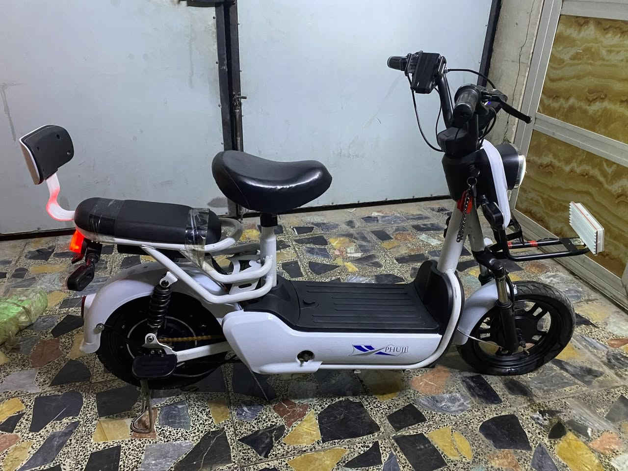 السلام عليكم
دراجة شحن حجم 14 بطاريات 4 تشغل بلوتوث التشغيل مالتها سويج و بصمه و NFC اشاير جانبية امامية وخلفية بيها مكان للبايدر 4 سرع قاعدة مال موبايل وبيها منفذ شحن للجهاز اشاير جانبيه ودبلات خلفي وامامي وبيها قفل ويل للأمان لايت عالي وناصي ستاند جانبي وتعليك التاير الامامي مبنچر الخلفي مابي شي دگمه السرع فايته ليجوه بس شغاله والشاشه موضحه بالصوره سعرها 300 وبيه مجال بسيط مكاني بغداد حي الاعلام قرب تقاطع درويش *********** ومتواجد واتس
